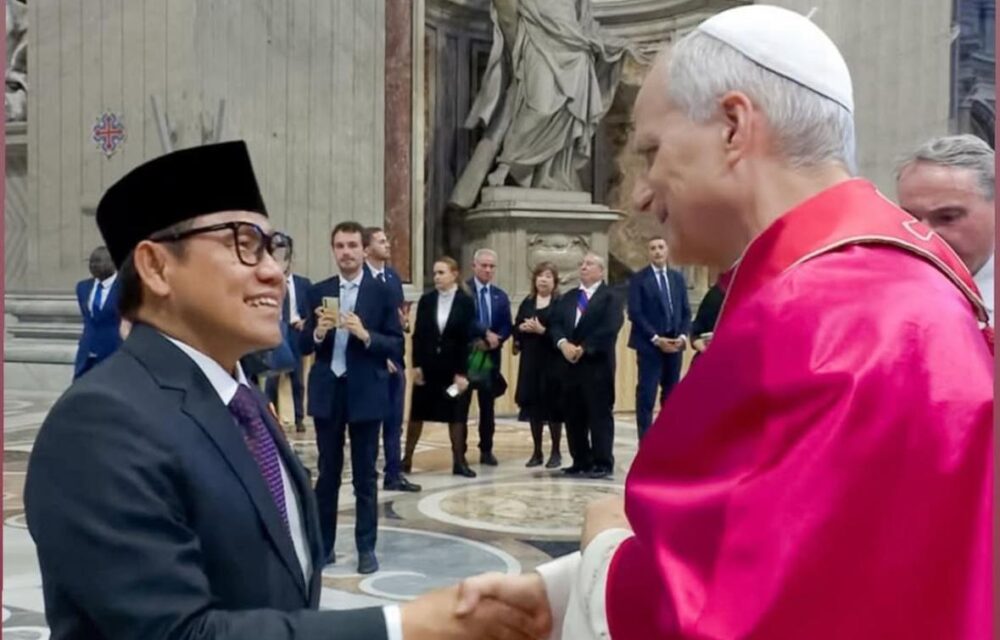 Kerapatan Indonesia Tanah Air (Kita) Menyampaikan Apresiasi Yang Tinggi Atas Kehadiran Menteri Koordinator Bidang Pemberdayaan Masyarakat (Menko Pmri) Sekaligus Ketua Umum Pkb, H. A. Muhaimin Iskandar (Cak Imin), Dalam Pelantikan Paus Leo Xxiv Di Vatikan. Kehadiran Tokoh Penting Dari Indonesia Dalam Momentum Bersejarah Umat Katolik Tersebut Bukan Hanya Mencerminkan Hubungan Diplomatik Yang Hangat Antara Indonesia Dan Takhta Suci Vatikan, Tetapi Juga Memperlihatkan Kesungguhan Indonesia Sebagai Negara Berpenduduk Mayoritas Muslim Dalam Menjunjung Tinggi Nilai Toleransi Dan Kebersamaan Antarumat Beragama. Taufik Rahzen, Budayawan Nasional Dan Ketua Majelis Hikmah Kita, Menilai Langkah Cak Imin Ini Sebagai Bagian Dari Diplomasi Kebudayaan Indonesia. “Kehadiran Menko Pm Bukan Sekadar Simbol Politik, Tetapi Lebih Dalam Sebagai Representasi Spiritualitas Indonesia Yang Terbuka Terhadap Keberagaman Global,” Ujarnya Saat Dihubungi Wartawan, Selasa (20/4). Menurut Taufik, Vatikan Bukan Sekadar Tempat Upacara Keagamaan, Melainkan Juga Ruang Dialog Transnasional Bagi Nilai-Nilai Kemanusiaan. “Indonesia Dengan Wajah Islam Nusantaranya Menunjukkan Kehadiran Yang Tidak Defensif, Tapi Proaktif Dalam Membangun Jembatan Antariman,” Tambahnya. Sementara Itu, Handi Jatna, Tokoh Lintas Iman Dari Banten Yang Juga Anggota Majelis Hikmah Kita, Turut Memberikan Apresiasi Terhadap Kehadiran Cak Imin. Menurutnya, Ini Menunjukkan Bahwa Indonesia Telah Sampai Pada Tahap Kematangan Politik Dan Kebangsaan Yang Inklusif. “Cak Imin Adalah Tokoh Muda, Lahir Dari Tradisi Nahdlatul Ulama, Memimpin Partai Besar, Dan Kini Dipercaya Sebagai Menko Pm. Beliau Memahami Pentingnya Relasi Lintas Iman Dalam Menjaga Harmoni Bangsa. Saya Melihat Ini Sebagai Langkah Tepat Dari Presiden Prabowo,” Kata Handi. Lebih Lanjut, Handi Meyakini Bahwa Kehadiran Pejabat Tinggi Indonesia Dalam Forum Keagamaan Global Akan Memperkuat Posisi Indonesia Sebagai Contoh Negara Demokrasi Yang Damai, Toleran, Dan Religius. “Ini Bukan Hanya Diplomasi Politik, Tetapi Juga Diplomasi Batin,” Tuturnya. Kita Menilai Bahwa Langkah Ini Selaras Dengan Misi Kebangsaan Yang Terus Diperjuangkan: Membangun Indonesia Yang Damai, Inklusif, Dan Bermartabat Di Tengah Keberagaman. Kehadiran Pemerintah Dalam Ruang Keagamaan Lintas Iman Adalah Bentuk Nyata Dari Keberpihakan Pada Nilai Kemanusiaan Universal. Kita Sebagai Gerakan Kebangsaan Berbasis Kerakyatan Menegaskan Pentingnya Harmoni Dalam Kehidupan Beragama Sebagai Fondasi Persatuan Nasional. Dalam Konteks Globalisasi Dan Meningkatnya Ekstremisme, Simbol-Simbol Seperti Ini Menjadi Penting Untuk Memperkuat Narasi Perdamaian. Untuk Diketahui Kerapatan Indonesia Tanah Air (Kita) Adalah Organisasi Kemasyarakatan Yang Beranggotakan Tokoh-Tokoh Lintas Agama, Etnis, Dan Profesi. Kita Hadir Untuk Memperkuat Nilai-Nilai Kebangsaan, Spiritualitas Publik, Serta Memperjuangkan Keadilan Sosial Melalui Pendekatan Dialogis Dan Kultural. Saat Ini, Kita Dipimpin Oleh Kh. Maman Imanulhaq Sebagai Ketua Umum. Beliau Dikenal Sebagai Tokoh Nahdlatul Ulama Yang Aktif Di Parlemen Serta Konsisten Dalam Isu-Isu Kemanusiaan, Kebangsaan, Dan Keagamaan. Di Bawah Kepemimpinannya, Kita Menjadi Ruang Bertemunya Suara-Suara Arif Lintas Golongan Demi Indonesia Yang Lebih Adil Dan Bermartabat.