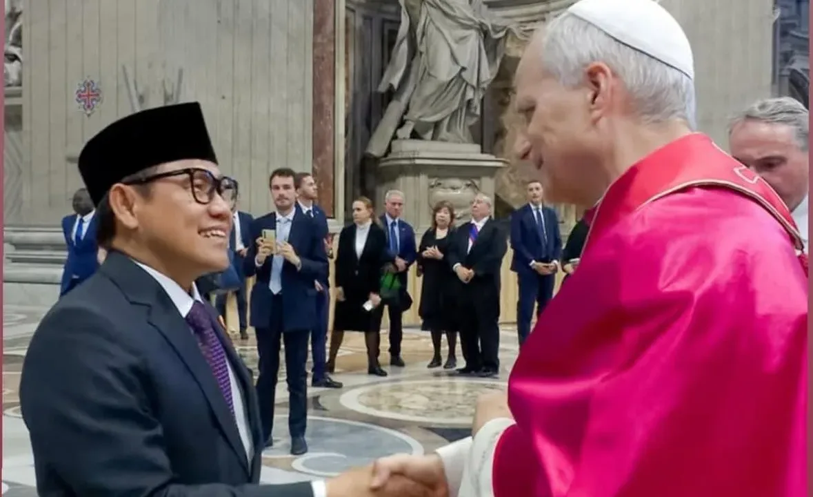 Kerapatan Indonesia Tanah Air (KITA) menyampaikan apresiasi yang tinggi atas kehadiran Menteri Koordinator Bidang Pemberdayaan Masyarakat (Menko PMRI) sekaligus Ketua Umum PKB, H. A. Muhaimin Iskandar (Cak Imin), dalam pelantikan Paus Leo XXIV di Vatikan. Kehadiran tokoh penting dari Indonesia dalam momentum bersejarah umat Katolik tersebut bukan hanya mencerminkan hubungan diplomatik yang hangat antara Indonesia dan Takhta Suci Vatikan, tetapi juga memperlihatkan kesungguhan Indonesia sebagai negara berpenduduk mayoritas Muslim dalam menjunjung tinggi nilai toleransi dan kebersamaan antarumat beragama. Taufik Rahzen, budayawan nasional dan Ketua Majelis Hikmah KITA, menilai langkah Cak Imin ini sebagai bagian dari diplomasi kebudayaan Indonesia. “Kehadiran Menko PM bukan sekadar simbol politik, tetapi lebih dalam sebagai representasi spiritualitas Indonesia yang terbuka terhadap keberagaman global,” ujarnya saat dihubungi wartawan, Selasa (20/4). Menurut Taufik, Vatikan bukan sekadar tempat upacara keagamaan, melainkan juga ruang dialog transnasional bagi nilai-nilai kemanusiaan. “Indonesia dengan wajah Islam Nusantaranya menunjukkan kehadiran yang tidak defensif, tapi proaktif dalam membangun jembatan antariman,” tambahnya. Sementara itu, Handi Jatna, tokoh lintas iman dari Banten yang juga anggota Majelis Hikmah KITA, turut memberikan apresiasi terhadap kehadiran Cak Imin. Menurutnya, ini menunjukkan bahwa Indonesia telah sampai pada tahap kematangan politik dan kebangsaan yang inklusif. “Cak Imin adalah tokoh muda, lahir dari tradisi Nahdlatul Ulama, memimpin partai besar, dan kini dipercaya sebagai Menko PM. Beliau memahami pentingnya relasi lintas iman dalam menjaga harmoni bangsa. Saya melihat ini sebagai langkah tepat dari Presiden Prabowo,” kata Handi. Lebih lanjut, Handi meyakini bahwa kehadiran pejabat tinggi Indonesia dalam forum keagamaan global akan memperkuat posisi Indonesia sebagai contoh negara demokrasi yang damai, toleran, dan religius. “Ini bukan hanya diplomasi politik, tetapi juga diplomasi batin,” tuturnya. KITA menilai bahwa langkah ini selaras dengan misi kebangsaan yang terus diperjuangkan: membangun Indonesia yang damai, inklusif, dan bermartabat di tengah keberagaman. Kehadiran pemerintah dalam ruang keagamaan lintas iman adalah bentuk nyata dari keberpihakan pada nilai kemanusiaan universal. KITA sebagai gerakan kebangsaan berbasis kerakyatan menegaskan pentingnya harmoni dalam kehidupan beragama sebagai fondasi persatuan nasional. Dalam konteks globalisasi dan meningkatnya ekstremisme, simbol-simbol seperti ini menjadi penting untuk memperkuat narasi perdamaian. Untuk diketahui Kerapatan Indonesia Tanah Air (KITA) adalah organisasi kemasyarakatan yang beranggotakan tokoh-tokoh lintas agama, etnis, dan profesi. KITA hadir untuk memperkuat nilai-nilai kebangsaan, spiritualitas publik, serta memperjuangkan keadilan sosial melalui pendekatan dialogis dan kultural. Saat ini, KITA dipimpin oleh KH. Maman Imanulhaq sebagai Ketua Umum. Beliau dikenal sebagai tokoh Nahdlatul Ulama yang aktif di parlemen serta konsisten dalam isu-isu kemanusiaan, kebangsaan, dan keagamaan. Di bawah kepemimpinannya, KITA menjadi ruang bertemunya suara-suara arif lintas golongan demi Indonesia yang lebih adil dan bermartabat.