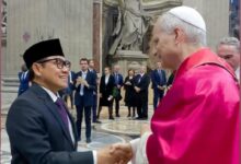 Kerapatan Indonesia Tanah Air (Kita) Menyampaikan Apresiasi Yang Tinggi Atas Kehadiran Menteri Koordinator Bidang Pemberdayaan Masyarakat (Menko Pmri) Sekaligus Ketua Umum Pkb, H. A. Muhaimin Iskandar (Cak Imin), Dalam Pelantikan Paus Leo Xxiv Di Vatikan. Kehadiran Tokoh Penting Dari Indonesia Dalam Momentum Bersejarah Umat Katolik Tersebut Bukan Hanya Mencerminkan Hubungan Diplomatik Yang Hangat Antara Indonesia Dan Takhta Suci Vatikan, Tetapi Juga Memperlihatkan Kesungguhan Indonesia Sebagai Negara Berpenduduk Mayoritas Muslim Dalam Menjunjung Tinggi Nilai Toleransi Dan Kebersamaan Antarumat Beragama. Taufik Rahzen, Budayawan Nasional Dan Ketua Majelis Hikmah Kita, Menilai Langkah Cak Imin Ini Sebagai Bagian Dari Diplomasi Kebudayaan Indonesia. “Kehadiran Menko Pm Bukan Sekadar Simbol Politik, Tetapi Lebih Dalam Sebagai Representasi Spiritualitas Indonesia Yang Terbuka Terhadap Keberagaman Global,” Ujarnya Saat Dihubungi Wartawan, Selasa (20/4). Menurut Taufik, Vatikan Bukan Sekadar Tempat Upacara Keagamaan, Melainkan Juga Ruang Dialog Transnasional Bagi Nilai-Nilai Kemanusiaan. “Indonesia Dengan Wajah Islam Nusantaranya Menunjukkan Kehadiran Yang Tidak Defensif, Tapi Proaktif Dalam Membangun Jembatan Antariman,” Tambahnya. Sementara Itu, Handi Jatna, Tokoh Lintas Iman Dari Banten Yang Juga Anggota Majelis Hikmah Kita, Turut Memberikan Apresiasi Terhadap Kehadiran Cak Imin. Menurutnya, Ini Menunjukkan Bahwa Indonesia Telah Sampai Pada Tahap Kematangan Politik Dan Kebangsaan Yang Inklusif. “Cak Imin Adalah Tokoh Muda, Lahir Dari Tradisi Nahdlatul Ulama, Memimpin Partai Besar, Dan Kini Dipercaya Sebagai Menko Pm. Beliau Memahami Pentingnya Relasi Lintas Iman Dalam Menjaga Harmoni Bangsa. Saya Melihat Ini Sebagai Langkah Tepat Dari Presiden Prabowo,” Kata Handi. Lebih Lanjut, Handi Meyakini Bahwa Kehadiran Pejabat Tinggi Indonesia Dalam Forum Keagamaan Global Akan Memperkuat Posisi Indonesia Sebagai Contoh Negara Demokrasi Yang Damai, Toleran, Dan Religius. “Ini Bukan Hanya Diplomasi Politik, Tetapi Juga Diplomasi Batin,” Tuturnya. Kita Menilai Bahwa Langkah Ini Selaras Dengan Misi Kebangsaan Yang Terus Diperjuangkan: Membangun Indonesia Yang Damai, Inklusif, Dan Bermartabat Di Tengah Keberagaman. Kehadiran Pemerintah Dalam Ruang Keagamaan Lintas Iman Adalah Bentuk Nyata Dari Keberpihakan Pada Nilai Kemanusiaan Universal. Kita Sebagai Gerakan Kebangsaan Berbasis Kerakyatan Menegaskan Pentingnya Harmoni Dalam Kehidupan Beragama Sebagai Fondasi Persatuan Nasional. Dalam Konteks Globalisasi Dan Meningkatnya Ekstremisme, Simbol-Simbol Seperti Ini Menjadi Penting Untuk Memperkuat Narasi Perdamaian. Untuk Diketahui Kerapatan Indonesia Tanah Air (Kita) Adalah Organisasi Kemasyarakatan Yang Beranggotakan Tokoh-Tokoh Lintas Agama, Etnis, Dan Profesi. Kita Hadir Untuk Memperkuat Nilai-Nilai Kebangsaan, Spiritualitas Publik, Serta Memperjuangkan Keadilan Sosial Melalui Pendekatan Dialogis Dan Kultural. Saat Ini, Kita Dipimpin Oleh Kh. Maman Imanulhaq Sebagai Ketua Umum. Beliau Dikenal Sebagai Tokoh Nahdlatul Ulama Yang Aktif Di Parlemen Serta Konsisten Dalam Isu-Isu Kemanusiaan, Kebangsaan, Dan Keagamaan. Di Bawah Kepemimpinannya, Kita Menjadi Ruang Bertemunya Suara-Suara Arif Lintas Golongan Demi Indonesia Yang Lebih Adil Dan Bermartabat.