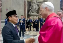 Kerapatan Indonesia Tanah Air (KITA) menyampaikan apresiasi yang tinggi atas kehadiran Menteri Koordinator Bidang Pemberdayaan Masyarakat (Menko PMRI) sekaligus Ketua Umum PKB, H. A. Muhaimin Iskandar (Cak Imin), dalam pelantikan Paus Leo XXIV di Vatikan. Kehadiran tokoh penting dari Indonesia dalam momentum bersejarah umat Katolik tersebut bukan hanya mencerminkan hubungan diplomatik yang hangat antara Indonesia dan Takhta Suci Vatikan, tetapi juga memperlihatkan kesungguhan Indonesia sebagai negara berpenduduk mayoritas Muslim dalam menjunjung tinggi nilai toleransi dan kebersamaan antarumat beragama. Taufik Rahzen, budayawan nasional dan Ketua Majelis Hikmah KITA, menilai langkah Cak Imin ini sebagai bagian dari diplomasi kebudayaan Indonesia. “Kehadiran Menko PM bukan sekadar simbol politik, tetapi lebih dalam sebagai representasi spiritualitas Indonesia yang terbuka terhadap keberagaman global,” ujarnya saat dihubungi wartawan, Selasa (20/4). Menurut Taufik, Vatikan bukan sekadar tempat upacara keagamaan, melainkan juga ruang dialog transnasional bagi nilai-nilai kemanusiaan. “Indonesia dengan wajah Islam Nusantaranya menunjukkan kehadiran yang tidak defensif, tapi proaktif dalam membangun jembatan antariman,” tambahnya. Sementara itu, Handi Jatna, tokoh lintas iman dari Banten yang juga anggota Majelis Hikmah KITA, turut memberikan apresiasi terhadap kehadiran Cak Imin. Menurutnya, ini menunjukkan bahwa Indonesia telah sampai pada tahap kematangan politik dan kebangsaan yang inklusif. “Cak Imin adalah tokoh muda, lahir dari tradisi Nahdlatul Ulama, memimpin partai besar, dan kini dipercaya sebagai Menko PM. Beliau memahami pentingnya relasi lintas iman dalam menjaga harmoni bangsa. Saya melihat ini sebagai langkah tepat dari Presiden Prabowo,” kata Handi. Lebih lanjut, Handi meyakini bahwa kehadiran pejabat tinggi Indonesia dalam forum keagamaan global akan memperkuat posisi Indonesia sebagai contoh negara demokrasi yang damai, toleran, dan religius. “Ini bukan hanya diplomasi politik, tetapi juga diplomasi batin,” tuturnya. KITA menilai bahwa langkah ini selaras dengan misi kebangsaan yang terus diperjuangkan: membangun Indonesia yang damai, inklusif, dan bermartabat di tengah keberagaman. Kehadiran pemerintah dalam ruang keagamaan lintas iman adalah bentuk nyata dari keberpihakan pada nilai kemanusiaan universal. KITA sebagai gerakan kebangsaan berbasis kerakyatan menegaskan pentingnya harmoni dalam kehidupan beragama sebagai fondasi persatuan nasional. Dalam konteks globalisasi dan meningkatnya ekstremisme, simbol-simbol seperti ini menjadi penting untuk memperkuat narasi perdamaian. Untuk diketahui Kerapatan Indonesia Tanah Air (KITA) adalah organisasi kemasyarakatan yang beranggotakan tokoh-tokoh lintas agama, etnis, dan profesi. KITA hadir untuk memperkuat nilai-nilai kebangsaan, spiritualitas publik, serta memperjuangkan keadilan sosial melalui pendekatan dialogis dan kultural. Saat ini, KITA dipimpin oleh KH. Maman Imanulhaq sebagai Ketua Umum. Beliau dikenal sebagai tokoh Nahdlatul Ulama yang aktif di parlemen serta konsisten dalam isu-isu kemanusiaan, kebangsaan, dan keagamaan. Di bawah kepemimpinannya, KITA menjadi ruang bertemunya suara-suara arif lintas golongan demi Indonesia yang lebih adil dan bermartabat.