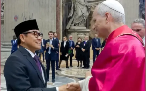 Kerapatan Indonesia Tanah Air (KITA) menyampaikan apresiasi yang tinggi atas kehadiran Menteri Koordinator Bidang Pemberdayaan Masyarakat (Menko PMRI) sekaligus Ketua Umum PKB, H. A. Muhaimin Iskandar (Cak Imin), dalam pelantikan Paus Leo XXIV di Vatikan. Kehadiran tokoh penting dari Indonesia dalam momentum bersejarah umat Katolik tersebut bukan hanya mencerminkan hubungan diplomatik yang hangat antara Indonesia dan Takhta Suci Vatikan, tetapi juga memperlihatkan kesungguhan Indonesia sebagai negara berpenduduk mayoritas Muslim dalam menjunjung tinggi nilai toleransi dan kebersamaan antarumat beragama. Taufik Rahzen, budayawan nasional dan Ketua Majelis Hikmah KITA, menilai langkah Cak Imin ini sebagai bagian dari diplomasi kebudayaan Indonesia. “Kehadiran Menko PM bukan sekadar simbol politik, tetapi lebih dalam sebagai representasi spiritualitas Indonesia yang terbuka terhadap keberagaman global,” ujarnya saat dihubungi wartawan, Selasa (20/4). Menurut Taufik, Vatikan bukan sekadar tempat upacara keagamaan, melainkan juga ruang dialog transnasional bagi nilai-nilai kemanusiaan. “Indonesia dengan wajah Islam Nusantaranya menunjukkan kehadiran yang tidak defensif, tapi proaktif dalam membangun jembatan antariman,” tambahnya. Sementara itu, Handi Jatna, tokoh lintas iman dari Banten yang juga anggota Majelis Hikmah KITA, turut memberikan apresiasi terhadap kehadiran Cak Imin. Menurutnya, ini menunjukkan bahwa Indonesia telah sampai pada tahap kematangan politik dan kebangsaan yang inklusif. “Cak Imin adalah tokoh muda, lahir dari tradisi Nahdlatul Ulama, memimpin partai besar, dan kini dipercaya sebagai Menko PM. Beliau memahami pentingnya relasi lintas iman dalam menjaga harmoni bangsa. Saya melihat ini sebagai langkah tepat dari Presiden Prabowo,” kata Handi. Lebih lanjut, Handi meyakini bahwa kehadiran pejabat tinggi Indonesia dalam forum keagamaan global akan memperkuat posisi Indonesia sebagai contoh negara demokrasi yang damai, toleran, dan religius. “Ini bukan hanya diplomasi politik, tetapi juga diplomasi batin,” tuturnya. KITA menilai bahwa langkah ini selaras dengan misi kebangsaan yang terus diperjuangkan: membangun Indonesia yang damai, inklusif, dan bermartabat di tengah keberagaman. Kehadiran pemerintah dalam ruang keagamaan lintas iman adalah bentuk nyata dari keberpihakan pada nilai kemanusiaan universal. KITA sebagai gerakan kebangsaan berbasis kerakyatan menegaskan pentingnya harmoni dalam kehidupan beragama sebagai fondasi persatuan nasional. Dalam konteks globalisasi dan meningkatnya ekstremisme, simbol-simbol seperti ini menjadi penting untuk memperkuat narasi perdamaian. Untuk diketahui Kerapatan Indonesia Tanah Air (KITA) adalah organisasi kemasyarakatan yang beranggotakan tokoh-tokoh lintas agama, etnis, dan profesi. KITA hadir untuk memperkuat nilai-nilai kebangsaan, spiritualitas publik, serta memperjuangkan keadilan sosial melalui pendekatan dialogis dan kultural. Saat ini, KITA dipimpin oleh KH. Maman Imanulhaq sebagai Ketua Umum. Beliau dikenal sebagai tokoh Nahdlatul Ulama yang aktif di parlemen serta konsisten dalam isu-isu kemanusiaan, kebangsaan, dan keagamaan. Di bawah kepemimpinannya, KITA menjadi ruang bertemunya suara-suara arif lintas golongan demi Indonesia yang lebih adil dan bermartabat.