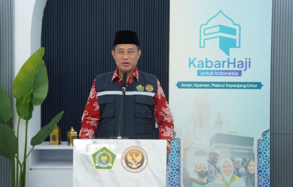 Menjelang Puncak Ibadah Haji 1446 H/2025 M Yang Diperkirakan Berlangsung Pada Awal Juni, Pemerintah Mengimbau Jemaah Haji Indonesia Untuk Mulai Membatasi Aktivitas Fisik Berat, Termasuk Mengurangi Pelaksanaan Umrah Sunah Berulang-Ulang. Hal Ini Disampaikan Kepala Biro Humas Dan Komunikasi Publik Kementerian Agama, Akhmad Fauzin, Dalam Konferensi Pers Operasional Haji Hari Ke-20, Senin (20/5/2025). “Masih Ada Sekitar Dua Pekan Sebelum Puncak Haji. Gunakan Waktu Ini Untuk Mempersiapkan Diri Sebaik-Baiknya,” Ujar Fauzin. Ia Mengajak Jemaah Untuk Memperbanyak Mengikuti Bimbingan Manasik Haji Yang Diselenggarakan Di Hotel Tempat Pemondokan. Menurutnya, Manasik Bukan Sekadar Pengulangan, Tetapi Bekal Penting Agar Jemaah Dapat Menjalankan Ibadah Haji Dengan Baik Dan Benar. “Jangan Terlalu Banyak Menguras Tenaga Untuk Kegiatan Tambahan Seperti Ziarah Ke Luar Kota Atau Umrah Sunah Berulang. Simpan Energi Untuk Wukuf Di Arafah Dan Rangkaian Ibadah Lainnya Yang Lebih Utama,” Jelasnya. Fauzin Juga Mengingatkan Kondisi Cuaca Di Makkah Yang Diperkirakan Mencapai 45 Hingga 50 Derajat Celsius Saat Puncak Haji. Karena Itu, Ia Menyarankan Jemaah Melaksanakan Salat Fardu Di Masjid Hotel Jika Dirasa Tubuh Tidak Cukup Kuat Untuk Ke Masjidil Haram. “Yang Penting Ibadah Tetap Jalan Dan Fisik Tetap Bugar,” Imbuhnya. Tak Hanya Kepada Jemaah, Fauzin Juga Mengajak Keluarga Jemaah Di Tanah Air Untuk Aktif Mengingatkan Orang Tua Atau Kerabatnya Yang Sedang Berhaji Agar Tidak Memaksakan Diri, Terlebih Bagi Yang Lanjut Usia. “Perhatian Dan Dukungan Dari Keluarga Di Rumah Sangat Berarti Bagi Mereka Yang Sedang Berada Di Tanah Suci,” Ujarnya. Di Akhir Pesannya, Fauzin Mengajak Seluruh Jemaah Untuk Menjaga Kesehatan, Niat, Dan Semangat Ibadah Agar Meraih Haji Yang Mabrur. “Haji Indonesia, Aman, Nyaman, Mabrur Sepanjang Umur,” Tutupnya.