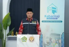 Menjelang puncak ibadah haji 1446 H/2025 M yang diperkirakan berlangsung pada awal Juni, pemerintah mengimbau jemaah haji Indonesia untuk mulai membatasi aktivitas fisik berat, termasuk mengurangi pelaksanaan umrah sunah berulang-ulang. Hal ini disampaikan Kepala Biro Humas dan Komunikasi Publik Kementerian Agama, Akhmad Fauzin, dalam konferensi pers operasional haji hari ke-20, Senin (20/5/2025). “Masih ada sekitar dua pekan sebelum puncak haji. Gunakan waktu ini untuk mempersiapkan diri sebaik-baiknya,” ujar Fauzin. Ia mengajak jemaah untuk memperbanyak mengikuti bimbingan manasik haji yang diselenggarakan di hotel tempat pemondokan. Menurutnya, manasik bukan sekadar pengulangan, tetapi bekal penting agar jemaah dapat menjalankan ibadah haji dengan baik dan benar. “Jangan terlalu banyak menguras tenaga untuk kegiatan tambahan seperti ziarah ke luar kota atau umrah sunah berulang. Simpan energi untuk wukuf di Arafah dan rangkaian ibadah lainnya yang lebih utama,” jelasnya. Fauzin juga mengingatkan kondisi cuaca di Makkah yang diperkirakan mencapai 45 hingga 50 derajat Celsius saat puncak haji. Karena itu, ia menyarankan jemaah melaksanakan salat fardu di masjid hotel jika dirasa tubuh tidak cukup kuat untuk ke Masjidil Haram. “Yang penting ibadah tetap jalan dan fisik tetap bugar,” imbuhnya. Tak hanya kepada jemaah, Fauzin juga mengajak keluarga jemaah di Tanah Air untuk aktif mengingatkan orang tua atau kerabatnya yang sedang berhaji agar tidak memaksakan diri, terlebih bagi yang lanjut usia. “Perhatian dan dukungan dari keluarga di rumah sangat berarti bagi mereka yang sedang berada di Tanah Suci,” ujarnya. Di akhir pesannya, Fauzin mengajak seluruh jemaah untuk menjaga kesehatan, niat, dan semangat ibadah agar meraih haji yang mabrur. “Haji Indonesia, Aman, Nyaman, Mabrur Sepanjang Umur,” tutupnya.