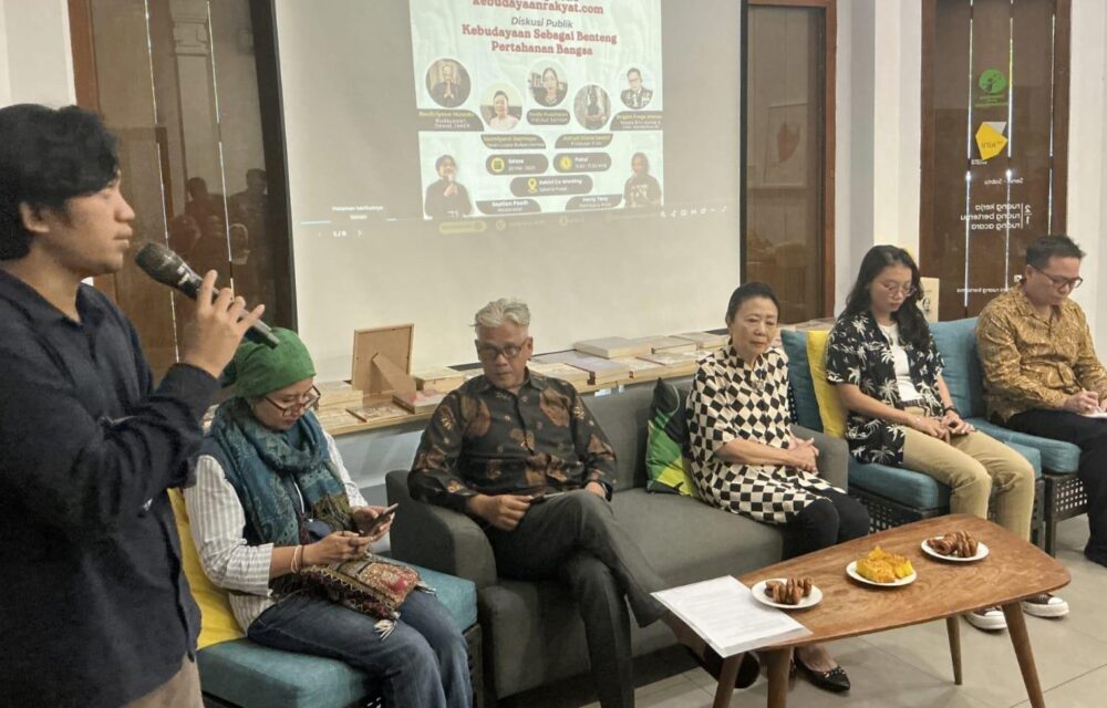 Jakarta – Menghadapi Tantangan Global Yang Kian Kompleks Di Abad Ke-21, Revitriyoso Husodo, Dewan Pengawas Jaringan Kerja Kebudayaan Rakyat (Jaker), Menyerukan Pentingnya Strategi Kebudayaan Berbasis Kearifan Lokal Sebagai Langkah Memperkuat Rasa Kebangsaan Dan Ketahanan Budaya Indonesia. Dalam Rilisnya Yang Berjudul “Strategi Kebudayaan: Pengarusutamaan Kearifan Lokal Sebagai Gerakan Penguatan Rasa Kebangsaan”, Revitriyoso Menyoroti Kondisi Global Yang Memasuki Era Vuca (Volatility, Uncertainty, Complexity, Ambiguity). Perubahan Teknologi Yang Cepat, Terutama Dengan Hadirnya Kecerdasan Buatan (Ai), Dinilai Berdampak Pada Struktur Sosial Dan Budaya Global, Termasuk Di Indonesia. &Quot;Negara-Negara Miskin Dan Berkembang Berisiko Kehilangan Identitas Budayanya Akibat Dominasi Nilai Dan Budaya Negara Maju Yang Dikendalikan Sistem Kapitalisme Tahap Akhir,&Quot; Ujar Revitriyoso. Mengacu Pada Teori Marxian Dan Pemikiran Filsuf Belanda Cornelis Anthonie Van Peursen, Ia Menjelaskan Bahwa Budaya Berkembang Secara Berlapis Dan Bertahap, Mulai Dari Nilai Hingga Bentuk Fisik. Jika Tidak Diantisipasi, Keberagaman Lokal Dikhawatirkan Akan Terserap Dalam Budaya Global Yang Seragam. Untuk Itu, Revitriyoso Mengusulkan Lima Langkah Strategis Penguatan Kebudayaan Nasional: 1. Menjadikan Kebudayaan Sebagai Prioritas Pembangunan Nasional. 2. Menyusun Roadmap Pengembangan Kebudayaan Jangka Panjang. 3. Melakukan Riset Dan Pendataan Terhadap Warisan Budaya Dan Kearifan Lokal, Baik Yang Tinggi Secara Estetik Maupun Keseharian. 4. Memanfaatkan Teknologi Digital Untuk Mengembangkan Dan Mendiseminasikan Budaya Lokal. 5. Membangun Sistem Promosi Dan Perlindungan Terhadap Kekayaan Budaya Nasional. Ia Menegaskan Bahwa Strategi Ini Tidak Hanya Penting Untuk Menjaga Identitas Bangsa, Tetapi Juga Untuk Menciptakan Ketahanan Budaya Dan Ekonomi Rakyat Di Tengah Dominasi Global. “Indonesia Harus Berdiri Di Atas Kekuatan Budayanya Sendiri Agar Bisa Sejahtera Dan Memberi Kontribusi Pada Dunia,” Pungkasnya.