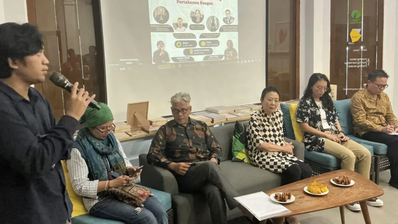 Jakarta – Menghadapi tantangan global yang kian kompleks di abad ke-21, Revitriyoso Husodo, Dewan Pengawas Jaringan Kerja Kebudayaan Rakyat (JAKER), menyerukan pentingnya strategi kebudayaan berbasis kearifan lokal sebagai langkah memperkuat rasa kebangsaan dan ketahanan budaya Indonesia. Dalam rilisnya yang berjudul “Strategi Kebudayaan: Pengarusutamaan Kearifan Lokal sebagai Gerakan Penguatan Rasa Kebangsaan”, Revitriyoso menyoroti kondisi global yang memasuki era VUCA (Volatility, Uncertainty, Complexity, Ambiguity). Perubahan teknologi yang cepat, terutama dengan hadirnya kecerdasan buatan (AI), dinilai berdampak pada struktur sosial dan budaya global, termasuk di Indonesia. "Negara-negara miskin dan berkembang berisiko kehilangan identitas budayanya akibat dominasi nilai dan budaya negara maju yang dikendalikan sistem kapitalisme tahap akhir," ujar Revitriyoso. Mengacu pada teori Marxian dan pemikiran filsuf Belanda Cornelis Anthonie van Peursen, ia menjelaskan bahwa budaya berkembang secara berlapis dan bertahap, mulai dari nilai hingga bentuk fisik. Jika tidak diantisipasi, keberagaman lokal dikhawatirkan akan terserap dalam budaya global yang seragam. Untuk itu, Revitriyoso mengusulkan lima langkah strategis penguatan kebudayaan nasional: 1. Menjadikan kebudayaan sebagai prioritas pembangunan nasional. 2. Menyusun roadmap pengembangan kebudayaan jangka panjang. 3. Melakukan riset dan pendataan terhadap warisan budaya dan kearifan lokal, baik yang tinggi secara estetik maupun keseharian. 4. Memanfaatkan teknologi digital untuk mengembangkan dan mendiseminasikan budaya lokal. 5. Membangun sistem promosi dan perlindungan terhadap kekayaan budaya nasional. Ia menegaskan bahwa strategi ini tidak hanya penting untuk menjaga identitas bangsa, tetapi juga untuk menciptakan ketahanan budaya dan ekonomi rakyat di tengah dominasi global. “Indonesia harus berdiri di atas kekuatan budayanya sendiri agar bisa sejahtera dan memberi kontribusi pada dunia,” pungkasnya.