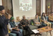 Jakarta – Menghadapi Tantangan Global Yang Kian Kompleks Di Abad Ke-21, Revitriyoso Husodo, Dewan Pengawas Jaringan Kerja Kebudayaan Rakyat (Jaker), Menyerukan Pentingnya Strategi Kebudayaan Berbasis Kearifan Lokal Sebagai Langkah Memperkuat Rasa Kebangsaan Dan Ketahanan Budaya Indonesia. Dalam Rilisnya Yang Berjudul “Strategi Kebudayaan: Pengarusutamaan Kearifan Lokal Sebagai Gerakan Penguatan Rasa Kebangsaan”, Revitriyoso Menyoroti Kondisi Global Yang Memasuki Era Vuca (Volatility, Uncertainty, Complexity, Ambiguity). Perubahan Teknologi Yang Cepat, Terutama Dengan Hadirnya Kecerdasan Buatan (Ai), Dinilai Berdampak Pada Struktur Sosial Dan Budaya Global, Termasuk Di Indonesia. &Amp;Quot;Negara-Negara Miskin Dan Berkembang Berisiko Kehilangan Identitas Budayanya Akibat Dominasi Nilai Dan Budaya Negara Maju Yang Dikendalikan Sistem Kapitalisme Tahap Akhir,&Amp;Quot; Ujar Revitriyoso. Mengacu Pada Teori Marxian Dan Pemikiran Filsuf Belanda Cornelis Anthonie Van Peursen, Ia Menjelaskan Bahwa Budaya Berkembang Secara Berlapis Dan Bertahap, Mulai Dari Nilai Hingga Bentuk Fisik. Jika Tidak Diantisipasi, Keberagaman Lokal Dikhawatirkan Akan Terserap Dalam Budaya Global Yang Seragam. Untuk Itu, Revitriyoso Mengusulkan Lima Langkah Strategis Penguatan Kebudayaan Nasional: 1. Menjadikan Kebudayaan Sebagai Prioritas Pembangunan Nasional. 2. Menyusun Roadmap Pengembangan Kebudayaan Jangka Panjang. 3. Melakukan Riset Dan Pendataan Terhadap Warisan Budaya Dan Kearifan Lokal, Baik Yang Tinggi Secara Estetik Maupun Keseharian. 4. Memanfaatkan Teknologi Digital Untuk Mengembangkan Dan Mendiseminasikan Budaya Lokal. 5. Membangun Sistem Promosi Dan Perlindungan Terhadap Kekayaan Budaya Nasional. Ia Menegaskan Bahwa Strategi Ini Tidak Hanya Penting Untuk Menjaga Identitas Bangsa, Tetapi Juga Untuk Menciptakan Ketahanan Budaya Dan Ekonomi Rakyat Di Tengah Dominasi Global. “Indonesia Harus Berdiri Di Atas Kekuatan Budayanya Sendiri Agar Bisa Sejahtera Dan Memberi Kontribusi Pada Dunia,” Pungkasnya.