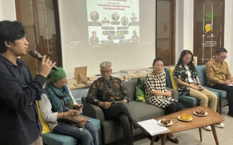 Jakarta – Menghadapi tantangan global yang kian kompleks di abad ke-21, Revitriyoso Husodo, Dewan Pengawas Jaringan Kerja Kebudayaan Rakyat (JAKER), menyerukan pentingnya strategi kebudayaan berbasis kearifan lokal sebagai langkah memperkuat rasa kebangsaan dan ketahanan budaya Indonesia. Dalam rilisnya yang berjudul “Strategi Kebudayaan: Pengarusutamaan Kearifan Lokal sebagai Gerakan Penguatan Rasa Kebangsaan”, Revitriyoso menyoroti kondisi global yang memasuki era VUCA (Volatility, Uncertainty, Complexity, Ambiguity). Perubahan teknologi yang cepat, terutama dengan hadirnya kecerdasan buatan (AI), dinilai berdampak pada struktur sosial dan budaya global, termasuk di Indonesia. "Negara-negara miskin dan berkembang berisiko kehilangan identitas budayanya akibat dominasi nilai dan budaya negara maju yang dikendalikan sistem kapitalisme tahap akhir," ujar Revitriyoso. Mengacu pada teori Marxian dan pemikiran filsuf Belanda Cornelis Anthonie van Peursen, ia menjelaskan bahwa budaya berkembang secara berlapis dan bertahap, mulai dari nilai hingga bentuk fisik. Jika tidak diantisipasi, keberagaman lokal dikhawatirkan akan terserap dalam budaya global yang seragam. Untuk itu, Revitriyoso mengusulkan lima langkah strategis penguatan kebudayaan nasional: 1. Menjadikan kebudayaan sebagai prioritas pembangunan nasional. 2. Menyusun roadmap pengembangan kebudayaan jangka panjang. 3. Melakukan riset dan pendataan terhadap warisan budaya dan kearifan lokal, baik yang tinggi secara estetik maupun keseharian. 4. Memanfaatkan teknologi digital untuk mengembangkan dan mendiseminasikan budaya lokal. 5. Membangun sistem promosi dan perlindungan terhadap kekayaan budaya nasional. Ia menegaskan bahwa strategi ini tidak hanya penting untuk menjaga identitas bangsa, tetapi juga untuk menciptakan ketahanan budaya dan ekonomi rakyat di tengah dominasi global. “Indonesia harus berdiri di atas kekuatan budayanya sendiri agar bisa sejahtera dan memberi kontribusi pada dunia,” pungkasnya.