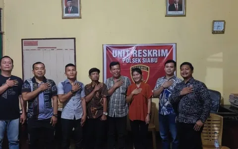 Gawat, Foto Jokowi–Ma’ruf Masih Terpampang di Polsek Siabu Meski Presiden Sekarang Prabowo-Gibran