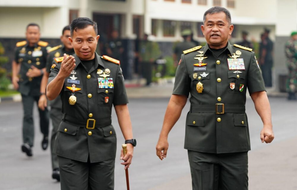 Kepala Staf Angkatan Darat (Kasad) Jenderal Tni Maruli Simanjuntak, M.sc., Menegaskan Bahwa Lulusan Seskoad Dituntut Untuk Mampu Menjalankan Peran Strategis Sebagai Pemimpin Tni Ad Di Masa Depan, Dengan Kompetensi Unggul Dan Kemampuan Berpikir Analitis Yang Kuat. Hal Itu Disampaikan Kasad Saat Menutup Pendidikan Reguler (Dikreg) Lxv Sekolah Staf Dan Komando Angkatan Darat (Seskoad) Di Aula Prof. Dr. Satrio, Seskoad, Bandung, Jawa Barat, Kamis (22/5/2025). Kasad Juga Menyampaikan Apresiasi Dan Penghargaan Kepada Seluruh Perwira Siswa (Pasis) Yang Telah Menyelesaikan Pendidikan Dengan Baik. “Orang Yang Banyak Berada Di Lapangan, Dia Akan Selalu Berfikir Kreatif, Dan Peluang-Peluang Di Lapangan Harus Dicari Sendiri, Kita Harus Berkreasi Sendiri, Harus Berusaha Memecahkan Persoalan Di Lapangan Sendiri, Itulah Yang Akan Membuat Anda Nantinya Menjadi Matang, Dan Jadi Pemimpin Atau Menjadi Manager Yang Andal,” Tegas Kasad. Menurut Kasad, Seskoad Merupakan Kawah Candradimuka Yang Mencetak Calon-Calon Pemimpin Tni Ad Yang Profesional, Tangguh, Dan Adaptif Terhadap Dinamika Perubahan Lingkungan Strategis. Oleh Karena Itu, Tni Ad Akan Terus Mengevaluasi Kualitas Pendidikan Agar Semakin Efektif Dan Relevan Dengan Tantangan Tugas Ke Depan. Pendidikan Ini Diikuti Oleh 270 Pasis, Terdiri Dari 237 Pasis Tni Ad, 4 Pasis Tni Al, 4 Pasis Tni Au, 14 Pasis Polri, Serta 11 Pasis Dari Negara Sahabat Seperti Singapura, Arab Saudi, Filipina, Pakistan, Vietnam, Thailand, Malaysia, Timor Leste, Australia, Dan Amerika Serikat. Para Pasis Tersebut Dibekali Dengan Berbagai Materi Strategis Dan Operasional Yang Mencakup Manajemen Pertahanan, Kepemimpinan Militer, Serta Studi-Studi Strategis Yang Berorientasi Pada Pertahanan Negara. Kasad Juga Berpesan Agar Seluruh Lulusan Seskoad Terus Menjaga Integritas Dan Loyalitas, Serta Aktif Mengembangkan Diri Sebagai Prajurit Profesional Di Era Modernisasi Tni. Mereka Diharapkan Menjadi Pemimpin Berkarakter, Visioner, Dan Mampu Menjadi Katalisator Perubahan Serta Penggerak Modernisasi Tni Ad. “Berpegang Teguh Pada Sapta Marga, Sumpah Prajurit, Dan Delapan Wajib Tni Sebagai Nilai-Nilai Integritas Akan Menjaga Kepercayaan Rakyat Serta Mendorong Kontribusi Nyata Bagi Kemajuan Tni Ad Dan Bangsa Indonesia,” Ujar Kasad. Dalam Acara Penutupan Dikreg Lxv Seskoad, Kasad Juga Memberikan Penghargaan Kepada Para Pasis Berprestasi. Mayor Czi Amito Surya Mutiara Terpilih Sebagai Pasis Dengan Prestasi Belajar Terbaik. Dari Polri, Prestasi Serupa Diraih Kompol Sang Ngurah Wirathama Satria Pathy, S.i.k, S.h., M.si., M.h., Sementara Mayor Chng Yikang Darius Dari Singapura Menjadi Yang Terbaik Dari Peserta Mancanegara. Penghargaan Juga Diberikan Kepada Tenaga Pendidik Terbaik, Yaitu Kolonel Inf Surya Wibawa Suparman. Sementara Itu, Penulis Taskap Terbaik Dari Tni Ad Diraih Mayor Inf Bahtera Josua Sidabutar, S.i.p., Dari Polri Diraih Kompol Adrian Risky Lubis, S.i.k., Dan Dari Mancanegara Diraih Oleh Mayor Li Yiming Dari Singapura. 