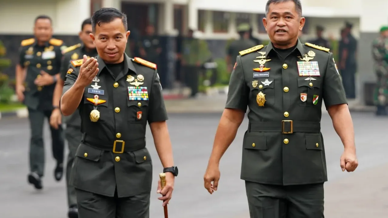 Kepala Staf Angkatan Darat (Kasad) Jenderal TNI Maruli Simanjuntak, M.Sc., menegaskan bahwa lulusan Seskoad dituntut untuk mampu menjalankan peran strategis sebagai pemimpin TNI AD di masa depan, dengan kompetensi unggul dan kemampuan berpikir analitis yang kuat. Hal itu disampaikan Kasad saat menutup Pendidikan Reguler (Dikreg) LXV Sekolah Staf dan Komando Angkatan Darat (Seskoad) di Aula Prof. Dr. Satrio, Seskoad, Bandung, Jawa Barat, Kamis (22/5/2025). Kasad juga menyampaikan apresiasi dan penghargaan kepada seluruh Perwira Siswa (Pasis) yang telah menyelesaikan pendidikan dengan baik. “Orang yang banyak berada di lapangan, dia akan selalu berfikir kreatif, dan peluang-peluang di lapangan harus dicari sendiri, kita harus berkreasi sendiri, harus berusaha memecahkan persoalan di lapangan sendiri, itulah yang akan membuat anda nantinya menjadi matang, dan jadi pemimpin atau menjadi manager yang andal,” tegas Kasad. Menurut Kasad, Seskoad merupakan kawah candradimuka yang mencetak calon-calon pemimpin TNI AD yang profesional, tangguh, dan adaptif terhadap dinamika perubahan lingkungan strategis. Oleh karena itu, TNI AD akan terus mengevaluasi kualitas pendidikan agar semakin efektif dan relevan dengan tantangan tugas ke depan. Pendidikan ini diikuti oleh 270 Pasis, terdiri dari 237 Pasis TNI AD, 4 Pasis TNI AL, 4 Pasis TNI AU, 14 Pasis Polri, serta 11 Pasis dari negara sahabat seperti Singapura, Arab Saudi, Filipina, Pakistan, Vietnam, Thailand, Malaysia, Timor Leste, Australia, dan Amerika Serikat. Para Pasis tersebut dibekali dengan berbagai materi strategis dan operasional yang mencakup manajemen pertahanan, kepemimpinan militer, serta studi-studi strategis yang berorientasi pada pertahanan negara. Kasad juga berpesan agar seluruh lulusan Seskoad terus menjaga integritas dan loyalitas, serta aktif mengembangkan diri sebagai prajurit profesional di era modernisasi TNI. Mereka diharapkan menjadi pemimpin berkarakter, visioner, dan mampu menjadi katalisator perubahan serta penggerak modernisasi TNI AD. “Berpegang teguh pada Sapta Marga, Sumpah Prajurit, dan Delapan Wajib TNI sebagai nilai-nilai integritas akan menjaga kepercayaan rakyat serta mendorong kontribusi nyata bagi kemajuan TNI AD dan Bangsa Indonesia,” ujar Kasad. Dalam acara penutupan Dikreg LXV Seskoad, Kasad juga memberikan penghargaan kepada para Pasis berprestasi. Mayor Czi Amito Surya Mutiara terpilih sebagai Pasis dengan prestasi belajar terbaik. Dari Polri, prestasi serupa diraih Kompol Sang Ngurah Wirathama Satria Pathy, S.I.K, S.H., M.Si., M.H., sementara Mayor Chng Yikang Darius dari Singapura menjadi yang terbaik dari peserta mancanegara. Penghargaan juga diberikan kepada tenaga pendidik terbaik, yaitu Kolonel Inf Surya Wibawa Suparman. Sementara itu, penulis Taskap terbaik dari TNI AD diraih Mayor Inf Bahtera Josua Sidabutar, S.I.P., dari Polri diraih Kompol Adrian Risky Lubis, S.I.K., dan dari mancanegara diraih oleh Mayor Li Yiming dari Singapura. 