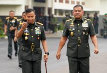 Kepala Staf Angkatan Darat (Kasad) Jenderal Tni Maruli Simanjuntak, M.sc., Menegaskan Bahwa Lulusan Seskoad Dituntut Untuk Mampu Menjalankan Peran Strategis Sebagai Pemimpin Tni Ad Di Masa Depan, Dengan Kompetensi Unggul Dan Kemampuan Berpikir Analitis Yang Kuat. Hal Itu Disampaikan Kasad Saat Menutup Pendidikan Reguler (Dikreg) Lxv Sekolah Staf Dan Komando Angkatan Darat (Seskoad) Di Aula Prof. Dr. Satrio, Seskoad, Bandung, Jawa Barat, Kamis (22/5/2025). Kasad Juga Menyampaikan Apresiasi Dan Penghargaan Kepada Seluruh Perwira Siswa (Pasis) Yang Telah Menyelesaikan Pendidikan Dengan Baik. “Orang Yang Banyak Berada Di Lapangan, Dia Akan Selalu Berfikir Kreatif, Dan Peluang-Peluang Di Lapangan Harus Dicari Sendiri, Kita Harus Berkreasi Sendiri, Harus Berusaha Memecahkan Persoalan Di Lapangan Sendiri, Itulah Yang Akan Membuat Anda Nantinya Menjadi Matang, Dan Jadi Pemimpin Atau Menjadi Manager Yang Andal,” Tegas Kasad. Menurut Kasad, Seskoad Merupakan Kawah Candradimuka Yang Mencetak Calon-Calon Pemimpin Tni Ad Yang Profesional, Tangguh, Dan Adaptif Terhadap Dinamika Perubahan Lingkungan Strategis. Oleh Karena Itu, Tni Ad Akan Terus Mengevaluasi Kualitas Pendidikan Agar Semakin Efektif Dan Relevan Dengan Tantangan Tugas Ke Depan. Pendidikan Ini Diikuti Oleh 270 Pasis, Terdiri Dari 237 Pasis Tni Ad, 4 Pasis Tni Al, 4 Pasis Tni Au, 14 Pasis Polri, Serta 11 Pasis Dari Negara Sahabat Seperti Singapura, Arab Saudi, Filipina, Pakistan, Vietnam, Thailand, Malaysia, Timor Leste, Australia, Dan Amerika Serikat. Para Pasis Tersebut Dibekali Dengan Berbagai Materi Strategis Dan Operasional Yang Mencakup Manajemen Pertahanan, Kepemimpinan Militer, Serta Studi-Studi Strategis Yang Berorientasi Pada Pertahanan Negara. Kasad Juga Berpesan Agar Seluruh Lulusan Seskoad Terus Menjaga Integritas Dan Loyalitas, Serta Aktif Mengembangkan Diri Sebagai Prajurit Profesional Di Era Modernisasi Tni. Mereka Diharapkan Menjadi Pemimpin Berkarakter, Visioner, Dan Mampu Menjadi Katalisator Perubahan Serta Penggerak Modernisasi Tni Ad. “Berpegang Teguh Pada Sapta Marga, Sumpah Prajurit, Dan Delapan Wajib Tni Sebagai Nilai-Nilai Integritas Akan Menjaga Kepercayaan Rakyat Serta Mendorong Kontribusi Nyata Bagi Kemajuan Tni Ad Dan Bangsa Indonesia,” Ujar Kasad. Dalam Acara Penutupan Dikreg Lxv Seskoad, Kasad Juga Memberikan Penghargaan Kepada Para Pasis Berprestasi. Mayor Czi Amito Surya Mutiara Terpilih Sebagai Pasis Dengan Prestasi Belajar Terbaik. Dari Polri, Prestasi Serupa Diraih Kompol Sang Ngurah Wirathama Satria Pathy, S.i.k, S.h., M.si., M.h., Sementara Mayor Chng Yikang Darius Dari Singapura Menjadi Yang Terbaik Dari Peserta Mancanegara. Penghargaan Juga Diberikan Kepada Tenaga Pendidik Terbaik, Yaitu Kolonel Inf Surya Wibawa Suparman. Sementara Itu, Penulis Taskap Terbaik Dari Tni Ad Diraih Mayor Inf Bahtera Josua Sidabutar, S.i.p., Dari Polri Diraih Kompol Adrian Risky Lubis, S.i.k., Dan Dari Mancanegara Diraih Oleh Mayor Li Yiming Dari Singapura. 