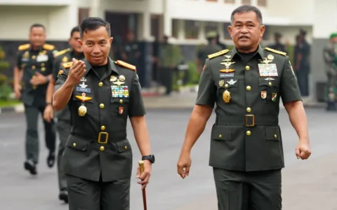 Kepala Staf Angkatan Darat (Kasad) Jenderal TNI Maruli Simanjuntak, M.Sc., menegaskan bahwa lulusan Seskoad dituntut untuk mampu menjalankan peran strategis sebagai pemimpin TNI AD di masa depan, dengan kompetensi unggul dan kemampuan berpikir analitis yang kuat. Hal itu disampaikan Kasad saat menutup Pendidikan Reguler (Dikreg) LXV Sekolah Staf dan Komando Angkatan Darat (Seskoad) di Aula Prof. Dr. Satrio, Seskoad, Bandung, Jawa Barat, Kamis (22/5/2025). Kasad juga menyampaikan apresiasi dan penghargaan kepada seluruh Perwira Siswa (Pasis) yang telah menyelesaikan pendidikan dengan baik. “Orang yang banyak berada di lapangan, dia akan selalu berfikir kreatif, dan peluang-peluang di lapangan harus dicari sendiri, kita harus berkreasi sendiri, harus berusaha memecahkan persoalan di lapangan sendiri, itulah yang akan membuat anda nantinya menjadi matang, dan jadi pemimpin atau menjadi manager yang andal,” tegas Kasad. Menurut Kasad, Seskoad merupakan kawah candradimuka yang mencetak calon-calon pemimpin TNI AD yang profesional, tangguh, dan adaptif terhadap dinamika perubahan lingkungan strategis. Oleh karena itu, TNI AD akan terus mengevaluasi kualitas pendidikan agar semakin efektif dan relevan dengan tantangan tugas ke depan. Pendidikan ini diikuti oleh 270 Pasis, terdiri dari 237 Pasis TNI AD, 4 Pasis TNI AL, 4 Pasis TNI AU, 14 Pasis Polri, serta 11 Pasis dari negara sahabat seperti Singapura, Arab Saudi, Filipina, Pakistan, Vietnam, Thailand, Malaysia, Timor Leste, Australia, dan Amerika Serikat. Para Pasis tersebut dibekali dengan berbagai materi strategis dan operasional yang mencakup manajemen pertahanan, kepemimpinan militer, serta studi-studi strategis yang berorientasi pada pertahanan negara. Kasad juga berpesan agar seluruh lulusan Seskoad terus menjaga integritas dan loyalitas, serta aktif mengembangkan diri sebagai prajurit profesional di era modernisasi TNI. Mereka diharapkan menjadi pemimpin berkarakter, visioner, dan mampu menjadi katalisator perubahan serta penggerak modernisasi TNI AD. “Berpegang teguh pada Sapta Marga, Sumpah Prajurit, dan Delapan Wajib TNI sebagai nilai-nilai integritas akan menjaga kepercayaan rakyat serta mendorong kontribusi nyata bagi kemajuan TNI AD dan Bangsa Indonesia,” ujar Kasad. Dalam acara penutupan Dikreg LXV Seskoad, Kasad juga memberikan penghargaan kepada para Pasis berprestasi. Mayor Czi Amito Surya Mutiara terpilih sebagai Pasis dengan prestasi belajar terbaik. Dari Polri, prestasi serupa diraih Kompol Sang Ngurah Wirathama Satria Pathy, S.I.K, S.H., M.Si., M.H., sementara Mayor Chng Yikang Darius dari Singapura menjadi yang terbaik dari peserta mancanegara. Penghargaan juga diberikan kepada tenaga pendidik terbaik, yaitu Kolonel Inf Surya Wibawa Suparman. Sementara itu, penulis Taskap terbaik dari TNI AD diraih Mayor Inf Bahtera Josua Sidabutar, S.I.P., dari Polri diraih Kompol Adrian Risky Lubis, S.I.K., dan dari mancanegara diraih oleh Mayor Li Yiming dari Singapura. 