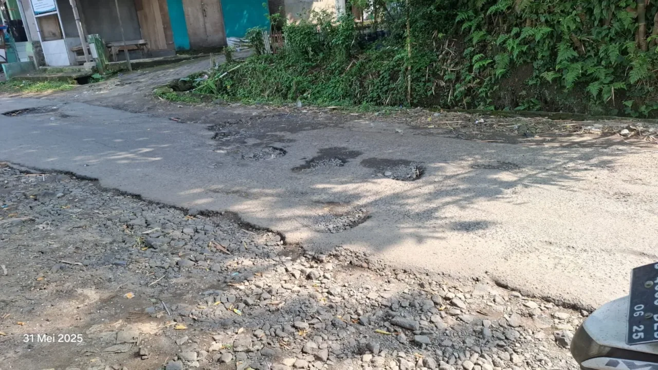Kerap Terjadi Kecelakaan, Akses Jalan Nyoreang Cadasari di Pandeglang Rusak Parah