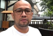 Jakarta — Kader Partai Kebangkitan Bangsa (Pkb) Sekaligus Pegiat Media Sosial, Umar Hasibuan Al Chelsea, Melontarkan Kritik Pedas Terhadap Menteri Energi Dan Sumber Daya Mineral (Esdm), Bahlil Lahadalia. Kritikan Tersebut Dilontarkan Merespons Pernyataan Bahlil Yang Mengaku Bingung Dengan Kebijakan Impor Bahan Bakar Minyak (Bbm) Dari Singapura, Negara Yang Tidak Memiliki Sumber Minyak Sendiri. “Jadi Kerja Elu Apa Sebagai Menteri Dek Bahlil?” Tulis Umar Melalui Akun Media Sosial X (Sebelumnya Twitter) @Umarhasibuan_, Senin (12/5). Pernyataan Bahlil Sebelumnya Disampaikan Dalam Forum Diskusi 'Arah Kebijakan Geostrategi Dan Geopolitik Indonesia' Yang Diselenggarakan Oleh Dpp Partai Golkar Di Jakarta Pada Kamis (8/5). Dalam Kesempatan Itu, Bahlil Mempertanyakan Logika Di Balik Impor Bbm Dari Singapura. “Sebanyak 54 Persen Impor Bbm Itu Dari Singapura. Negara Yang Enggak Punya Minyak, Tapi Kita Beli Dari Sana,” Ujar Bahlil Dalam Forum Tersebut. Pernyataan Tersebut Memicu Perdebatan Di Ruang Publik, Karena Dinilai Menunjukkan Kurangnya Pemahaman Atas Mekanisme Perdagangan Energi Internasional, Serta Minimnya Koordinasi Lintas Sektor Dalam Perumusan Kebijakan Energi Nasional. Banyak Pihak Menyayangkan Sikap Seorang Pejabat Tinggi Yang Mempertanyakan Hal Yang Berada Dalam Lingkup Tanggung Jawab Kementeriannya Sendiri. Umar Hasibuan Menilai, Pernyataan Tersebut Memperlihatkan Ketidaksiapan Bahlil Dalam Memimpin Kementerian Yang Mengurusi Energi Dan Sumber Daya Mineral, Serta Dapat Merusak Kepercayaan Publik Terhadap Pemerintah Dalam Pengelolaan Sektor Strategis Nasional.
