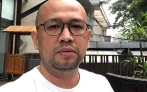 Jakarta — Kader Partai Kebangkitan Bangsa (PKB) sekaligus pegiat media sosial, Umar Hasibuan Al Chelsea, melontarkan kritik pedas terhadap Menteri Energi dan Sumber Daya Mineral (ESDM), Bahlil Lahadalia. Kritikan tersebut dilontarkan merespons pernyataan Bahlil yang mengaku bingung dengan kebijakan impor bahan bakar minyak (BBM) dari Singapura, negara yang tidak memiliki sumber minyak sendiri. “Jadi kerja elu apa sebagai menteri dek Bahlil?” tulis Umar melalui akun media sosial X (sebelumnya Twitter) @UmarHasibuan_, Senin (12/5). Pernyataan Bahlil sebelumnya disampaikan dalam forum diskusi 'Arah Kebijakan Geostrategi dan Geopolitik Indonesia' yang diselenggarakan oleh DPP Partai Golkar di Jakarta pada Kamis (8/5). Dalam kesempatan itu, Bahlil mempertanyakan logika di balik impor BBM dari Singapura. “Sebanyak 54 persen impor BBM itu dari Singapura. Negara yang enggak punya minyak, tapi kita beli dari sana,” ujar Bahlil dalam forum tersebut. Pernyataan tersebut memicu perdebatan di ruang publik, karena dinilai menunjukkan kurangnya pemahaman atas mekanisme perdagangan energi internasional, serta minimnya koordinasi lintas sektor dalam perumusan kebijakan energi nasional. Banyak pihak menyayangkan sikap seorang pejabat tinggi yang mempertanyakan hal yang berada dalam lingkup tanggung jawab kementeriannya sendiri. Umar Hasibuan menilai, pernyataan tersebut memperlihatkan ketidaksiapan Bahlil dalam memimpin kementerian yang mengurusi energi dan sumber daya mineral, serta dapat merusak kepercayaan publik terhadap pemerintah dalam pengelolaan sektor strategis nasional.