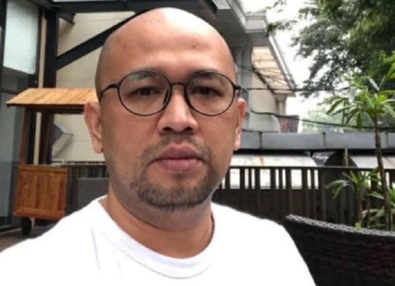 Jakarta — Kader Partai Kebangkitan Bangsa (Pkb) Sekaligus Pegiat Media Sosial, Umar Hasibuan Al Chelsea, Melontarkan Kritik Pedas Terhadap Menteri Energi Dan Sumber Daya Mineral (Esdm), Bahlil Lahadalia. Kritikan Tersebut Dilontarkan Merespons Pernyataan Bahlil Yang Mengaku Bingung Dengan Kebijakan Impor Bahan Bakar Minyak (Bbm) Dari Singapura, Negara Yang Tidak Memiliki Sumber Minyak Sendiri. “Jadi Kerja Elu Apa Sebagai Menteri Dek Bahlil?” Tulis Umar Melalui Akun Media Sosial X (Sebelumnya Twitter) @Umarhasibuan_, Senin (12/5). Pernyataan Bahlil Sebelumnya Disampaikan Dalam Forum Diskusi 'Arah Kebijakan Geostrategi Dan Geopolitik Indonesia' Yang Diselenggarakan Oleh Dpp Partai Golkar Di Jakarta Pada Kamis (8/5). Dalam Kesempatan Itu, Bahlil Mempertanyakan Logika Di Balik Impor Bbm Dari Singapura. “Sebanyak 54 Persen Impor Bbm Itu Dari Singapura. Negara Yang Enggak Punya Minyak, Tapi Kita Beli Dari Sana,” Ujar Bahlil Dalam Forum Tersebut. Pernyataan Tersebut Memicu Perdebatan Di Ruang Publik, Karena Dinilai Menunjukkan Kurangnya Pemahaman Atas Mekanisme Perdagangan Energi Internasional, Serta Minimnya Koordinasi Lintas Sektor Dalam Perumusan Kebijakan Energi Nasional. Banyak Pihak Menyayangkan Sikap Seorang Pejabat Tinggi Yang Mempertanyakan Hal Yang Berada Dalam Lingkup Tanggung Jawab Kementeriannya Sendiri. Umar Hasibuan Menilai, Pernyataan Tersebut Memperlihatkan Ketidaksiapan Bahlil Dalam Memimpin Kementerian Yang Mengurusi Energi Dan Sumber Daya Mineral, Serta Dapat Merusak Kepercayaan Publik Terhadap Pemerintah Dalam Pengelolaan Sektor Strategis Nasional.