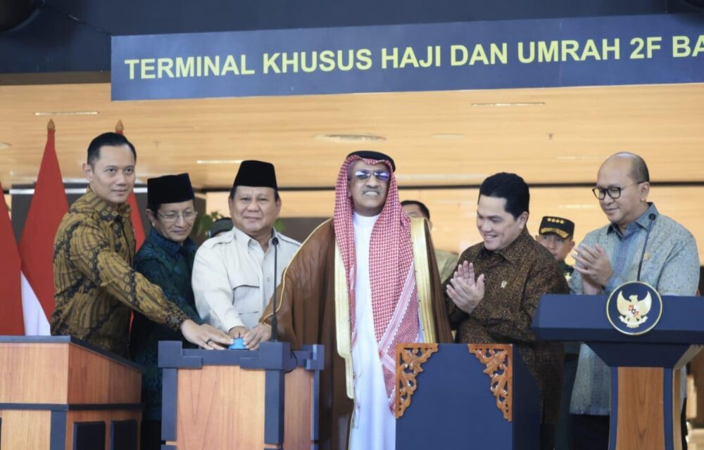 Tangerang - Presiden Republik Indonesia Prabowo Subianto Meresmikan Terminal 2F Bandara Soekarno-Hatta, Tangerang, Banten Sebagai Terminal Khusus Haji Dan Umroh, Minggu (4/5). Presiden Mengapresiasi Upaya Semua Pihak Yang Telah Mempersiapkan Dan Mewujudkan Revitalisasi Terminal 2F Sebagai Terminal Haji Dan Umroh. &Quot;Saya Menyambut Baik Dan Menyatakan Penghargaan Serta Apresiasi Setinggi-Tingginya Atas Kebijakan Juga Upaya Dari Semua Pihak Yang Terlibat Dalam Revitalisasi Ini. Kepada Menteri Bumn, Holding In Journey Airport, Kementerian Perhubungan Dan Sekarang Danantara,&Quot; Papar Presiden. Presiden Menyebut Jamaah Haji Dan Umroh Indonesia Setiap Tahunnya Bisa Mencapai 2 Juta Orang. Sebagian Dari Jamaah Masuk Golongan Lanjut Usia Sehingga Perlu Pelayanan Khusus. Untuk Itu, Pemerintah Berupaya Semaksimal Mungkin Untuk Memberikan Layanan Terbaik Bagi Jamaah Haji Dan Umroh Tanah Air. &Quot;Saat Ini Kita Juga Berjuang Keras Untuk Menurunkan Biaya Haji Semurah Yang Kita Mampu,&Quot; Imbuh Presiden. Menteri Perhubungan Dudy Purwagandhi Menyampaikan Adanya Terminal Khusus Haji Dan Umroh Bandara Soekarno-Hatta Akan Membuat Pelayanan Ke Tanah Suci Menjadi Semakin Baik, Nyaman Dan Lancar. ”Dengan Adanya Terminal Khusus Haji Dan Umroh, Tentunya Akan Meningkatkan Pelayanan Kepada Para Jamaah, Sehingga Perjalanan Menjadi Semakin Nyaman Dan Diharapkan Jamaah Dapat Semakin Khusyuk Beribadah,” Sebut Menhub. Terminal 2F Terdiri Dari 3 Lantai Dengan Total Luas 27.400 M² Dan Daya Tampung 6,1 Juta Penumpang Per Tahun. Selain Beautifikasi Infrastruktur Terminal, Revitalisasi Terminal 2F Ini Juga Meliputi Penyiapan Infrastruktur Pendukung Untuk Aktivitas Umroh, Seperti Masjid Dan Lounge Serta Parkir Bus. Terminal 2F Memiliki 20 Counter Check-In Dan Ruang Tunggu Yang Cukup Luas Menampung Jamaah Dan Keluarga Selama Passenger Processing Oleh Agen. Di Terminal Ini Telah Tersedia Lounge Umroh Yang Mampu Menampung Hingga 3.000 Orang. &Quot;Dari Sisi Transportasi Kementerian Perhubungan Juga Telah Memberikan Dukungan Maksimal Bagi Keberangkatan Haji Dan Umroh. Untuk Keberangkatan Haji Tahun Ini Akan Dilayani Oleh Tiga Maskapai Yakni Garuda Indonesia, Saudi Airlines Dan Lion Air. Kami Berharap Melalui Terminal 2F Bandara Soekarno-Hatta, Keberangkatan Haji Khususnya Bagi Jamaah Dari Jakarta Dan Sekitarnya Akan Semakin Lancar,&Quot; Ujar Menhub Dudy. Turut Hadir Dalam Kegiatan Ini Menteri Koordinator Bidang Infrastruktur Dan Pembangunan Kewilayahan Agus Harimurti Yudhoyono, Menteri Badan Usaha Milik Negara (Bumn) Erick Thohir, Menteri Agama Nasaruddin Umar, Dan Chief Operating Officer (Coo) Danantara Dony Oskario. 