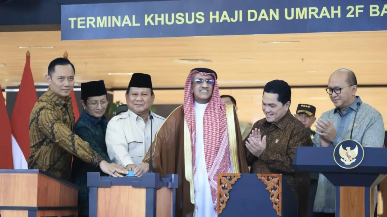 Tangerang - Presiden Republik Indonesia Prabowo Subianto meresmikan Terminal 2F Bandara Soekarno-Hatta, Tangerang, Banten sebagai Terminal Khusus Haji dan Umroh, Minggu (4/5). Presiden mengapresiasi upaya semua pihak yang telah mempersiapkan dan mewujudkan revitalisasi terminal 2F sebagai terminal Haji dan Umroh. "Saya menyambut baik dan menyatakan penghargaan serta apresiasi setinggi-tingginya atas kebijakan juga upaya dari semua pihak yang terlibat dalam revitalisasi ini. Kepada Menteri BUMN, holding in journey airport, Kementerian Perhubungan dan sekarang Danantara," papar Presiden. Presiden menyebut jamaah Haji dan Umroh Indonesia setiap tahunnya bisa mencapai 2 juta orang. Sebagian dari jamaah masuk golongan lanjut usia sehingga perlu pelayanan khusus. Untuk itu, pemerintah berupaya semaksimal mungkin untuk memberikan layanan terbaik bagi jamaah Haji dan Umroh tanah air. "Saat ini kita juga berjuang keras untuk menurunkan biaya Haji semurah yang kita mampu," imbuh Presiden. Menteri Perhubungan Dudy Purwagandhi menyampaikan adanya terminal khusus Haji dan Umroh Bandara Soekarno-Hatta akan membuat pelayanan ke tanah suci menjadi semakin baik, nyaman dan lancar. ”Dengan adanya terminal khusus Haji dan Umroh, tentunya akan meningkatkan pelayanan kepada para jamaah, sehingga perjalanan menjadi semakin nyaman dan diharapkan jamaah dapat semakin khusyuk beribadah,” sebut Menhub. Terminal 2F terdiri dari 3 lantai dengan total luas 27.400 m² dan daya tampung 6,1 juta penumpang per tahun. Selain beautifikasi infrastruktur terminal, revitalisasi terminal 2F ini juga meliputi penyiapan infrastruktur pendukung untuk aktivitas Umroh, seperti masjid dan lounge serta parkir bus. Terminal 2F memiliki 20 counter check-in dan ruang tunggu yang cukup luas menampung jamaah dan keluarga selama passenger processing oleh agen. Di terminal ini telah tersedia lounge umroh yang mampu menampung hingga 3.000 orang. "Dari sisi transportasi Kementerian Perhubungan juga telah memberikan dukungan maksimal bagi keberangkatan Haji dan Umroh. Untuk keberangkatan haji tahun ini akan dilayani oleh tiga maskapai yakni Garuda Indonesia, Saudi Airlines dan Lion Air. Kami berharap melalui terminal 2F Bandara Soekarno-Hatta, keberangkatan Haji khususnya bagi jamaah dari Jakarta dan sekitarnya akan semakin lancar," ujar Menhub Dudy. Turut hadir dalam kegiatan ini Menteri Koordinator Bidang Infrastruktur dan Pembangunan Kewilayahan Agus Harimurti Yudhoyono, Menteri Badan Usaha Milik Negara (BUMN) Erick Thohir, Menteri Agama Nasaruddin Umar, dan Chief Operating Officer (COO) Danantara Dony Oskario. 
