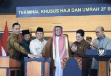 Tangerang - Presiden Republik Indonesia Prabowo Subianto Meresmikan Terminal 2F Bandara Soekarno-Hatta, Tangerang, Banten Sebagai Terminal Khusus Haji Dan Umroh, Minggu (4/5). Presiden Mengapresiasi Upaya Semua Pihak Yang Telah Mempersiapkan Dan Mewujudkan Revitalisasi Terminal 2F Sebagai Terminal Haji Dan Umroh. &Quot;Saya Menyambut Baik Dan Menyatakan Penghargaan Serta Apresiasi Setinggi-Tingginya Atas Kebijakan Juga Upaya Dari Semua Pihak Yang Terlibat Dalam Revitalisasi Ini. Kepada Menteri Bumn, Holding In Journey Airport, Kementerian Perhubungan Dan Sekarang Danantara,&Quot; Papar Presiden. Presiden Menyebut Jamaah Haji Dan Umroh Indonesia Setiap Tahunnya Bisa Mencapai 2 Juta Orang. Sebagian Dari Jamaah Masuk Golongan Lanjut Usia Sehingga Perlu Pelayanan Khusus. Untuk Itu, Pemerintah Berupaya Semaksimal Mungkin Untuk Memberikan Layanan Terbaik Bagi Jamaah Haji Dan Umroh Tanah Air. &Quot;Saat Ini Kita Juga Berjuang Keras Untuk Menurunkan Biaya Haji Semurah Yang Kita Mampu,&Quot; Imbuh Presiden. Menteri Perhubungan Dudy Purwagandhi Menyampaikan Adanya Terminal Khusus Haji Dan Umroh Bandara Soekarno-Hatta Akan Membuat Pelayanan Ke Tanah Suci Menjadi Semakin Baik, Nyaman Dan Lancar. ”Dengan Adanya Terminal Khusus Haji Dan Umroh, Tentunya Akan Meningkatkan Pelayanan Kepada Para Jamaah, Sehingga Perjalanan Menjadi Semakin Nyaman Dan Diharapkan Jamaah Dapat Semakin Khusyuk Beribadah,” Sebut Menhub. Terminal 2F Terdiri Dari 3 Lantai Dengan Total Luas 27.400 M² Dan Daya Tampung 6,1 Juta Penumpang Per Tahun. Selain Beautifikasi Infrastruktur Terminal, Revitalisasi Terminal 2F Ini Juga Meliputi Penyiapan Infrastruktur Pendukung Untuk Aktivitas Umroh, Seperti Masjid Dan Lounge Serta Parkir Bus. Terminal 2F Memiliki 20 Counter Check-In Dan Ruang Tunggu Yang Cukup Luas Menampung Jamaah Dan Keluarga Selama Passenger Processing Oleh Agen. Di Terminal Ini Telah Tersedia Lounge Umroh Yang Mampu Menampung Hingga 3.000 Orang. &Quot;Dari Sisi Transportasi Kementerian Perhubungan Juga Telah Memberikan Dukungan Maksimal Bagi Keberangkatan Haji Dan Umroh. Untuk Keberangkatan Haji Tahun Ini Akan Dilayani Oleh Tiga Maskapai Yakni Garuda Indonesia, Saudi Airlines Dan Lion Air. Kami Berharap Melalui Terminal 2F Bandara Soekarno-Hatta, Keberangkatan Haji Khususnya Bagi Jamaah Dari Jakarta Dan Sekitarnya Akan Semakin Lancar,&Quot; Ujar Menhub Dudy. Turut Hadir Dalam Kegiatan Ini Menteri Koordinator Bidang Infrastruktur Dan Pembangunan Kewilayahan Agus Harimurti Yudhoyono, Menteri Badan Usaha Milik Negara (Bumn) Erick Thohir, Menteri Agama Nasaruddin Umar, Dan Chief Operating Officer (Coo) Danantara Dony Oskario. 
