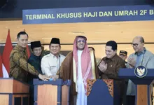 Tangerang - Presiden Republik Indonesia Prabowo Subianto meresmikan Terminal 2F Bandara Soekarno-Hatta, Tangerang, Banten sebagai Terminal Khusus Haji dan Umroh, Minggu (4/5). Presiden mengapresiasi upaya semua pihak yang telah mempersiapkan dan mewujudkan revitalisasi terminal 2F sebagai terminal Haji dan Umroh. "Saya menyambut baik dan menyatakan penghargaan serta apresiasi setinggi-tingginya atas kebijakan juga upaya dari semua pihak yang terlibat dalam revitalisasi ini. Kepada Menteri BUMN, holding in journey airport, Kementerian Perhubungan dan sekarang Danantara," papar Presiden. Presiden menyebut jamaah Haji dan Umroh Indonesia setiap tahunnya bisa mencapai 2 juta orang. Sebagian dari jamaah masuk golongan lanjut usia sehingga perlu pelayanan khusus. Untuk itu, pemerintah berupaya semaksimal mungkin untuk memberikan layanan terbaik bagi jamaah Haji dan Umroh tanah air. "Saat ini kita juga berjuang keras untuk menurunkan biaya Haji semurah yang kita mampu," imbuh Presiden. Menteri Perhubungan Dudy Purwagandhi menyampaikan adanya terminal khusus Haji dan Umroh Bandara Soekarno-Hatta akan membuat pelayanan ke tanah suci menjadi semakin baik, nyaman dan lancar. ”Dengan adanya terminal khusus Haji dan Umroh, tentunya akan meningkatkan pelayanan kepada para jamaah, sehingga perjalanan menjadi semakin nyaman dan diharapkan jamaah dapat semakin khusyuk beribadah,” sebut Menhub. Terminal 2F terdiri dari 3 lantai dengan total luas 27.400 m² dan daya tampung 6,1 juta penumpang per tahun. Selain beautifikasi infrastruktur terminal, revitalisasi terminal 2F ini juga meliputi penyiapan infrastruktur pendukung untuk aktivitas Umroh, seperti masjid dan lounge serta parkir bus. Terminal 2F memiliki 20 counter check-in dan ruang tunggu yang cukup luas menampung jamaah dan keluarga selama passenger processing oleh agen. Di terminal ini telah tersedia lounge umroh yang mampu menampung hingga 3.000 orang. "Dari sisi transportasi Kementerian Perhubungan juga telah memberikan dukungan maksimal bagi keberangkatan Haji dan Umroh. Untuk keberangkatan haji tahun ini akan dilayani oleh tiga maskapai yakni Garuda Indonesia, Saudi Airlines dan Lion Air. Kami berharap melalui terminal 2F Bandara Soekarno-Hatta, keberangkatan Haji khususnya bagi jamaah dari Jakarta dan sekitarnya akan semakin lancar," ujar Menhub Dudy. Turut hadir dalam kegiatan ini Menteri Koordinator Bidang Infrastruktur dan Pembangunan Kewilayahan Agus Harimurti Yudhoyono, Menteri Badan Usaha Milik Negara (BUMN) Erick Thohir, Menteri Agama Nasaruddin Umar, dan Chief Operating Officer (COO) Danantara Dony Oskario. 