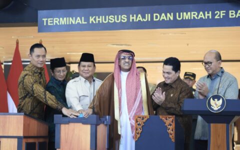 Tangerang - Presiden Republik Indonesia Prabowo Subianto Meresmikan Terminal 2F Bandara Soekarno-Hatta, Tangerang, Banten Sebagai Terminal Khusus Haji Dan Umroh, Minggu (4/5). Presiden Mengapresiasi Upaya Semua Pihak Yang Telah Mempersiapkan Dan Mewujudkan Revitalisasi Terminal 2F Sebagai Terminal Haji Dan Umroh. &Quot;Saya Menyambut Baik Dan Menyatakan Penghargaan Serta Apresiasi Setinggi-Tingginya Atas Kebijakan Juga Upaya Dari Semua Pihak Yang Terlibat Dalam Revitalisasi Ini. Kepada Menteri Bumn, Holding In Journey Airport, Kementerian Perhubungan Dan Sekarang Danantara,&Quot; Papar Presiden. Presiden Menyebut Jamaah Haji Dan Umroh Indonesia Setiap Tahunnya Bisa Mencapai 2 Juta Orang. Sebagian Dari Jamaah Masuk Golongan Lanjut Usia Sehingga Perlu Pelayanan Khusus. Untuk Itu, Pemerintah Berupaya Semaksimal Mungkin Untuk Memberikan Layanan Terbaik Bagi Jamaah Haji Dan Umroh Tanah Air. &Quot;Saat Ini Kita Juga Berjuang Keras Untuk Menurunkan Biaya Haji Semurah Yang Kita Mampu,&Quot; Imbuh Presiden. Menteri Perhubungan Dudy Purwagandhi Menyampaikan Adanya Terminal Khusus Haji Dan Umroh Bandara Soekarno-Hatta Akan Membuat Pelayanan Ke Tanah Suci Menjadi Semakin Baik, Nyaman Dan Lancar. ”Dengan Adanya Terminal Khusus Haji Dan Umroh, Tentunya Akan Meningkatkan Pelayanan Kepada Para Jamaah, Sehingga Perjalanan Menjadi Semakin Nyaman Dan Diharapkan Jamaah Dapat Semakin Khusyuk Beribadah,” Sebut Menhub. Terminal 2F Terdiri Dari 3 Lantai Dengan Total Luas 27.400 M² Dan Daya Tampung 6,1 Juta Penumpang Per Tahun. Selain Beautifikasi Infrastruktur Terminal, Revitalisasi Terminal 2F Ini Juga Meliputi Penyiapan Infrastruktur Pendukung Untuk Aktivitas Umroh, Seperti Masjid Dan Lounge Serta Parkir Bus. Terminal 2F Memiliki 20 Counter Check-In Dan Ruang Tunggu Yang Cukup Luas Menampung Jamaah Dan Keluarga Selama Passenger Processing Oleh Agen. Di Terminal Ini Telah Tersedia Lounge Umroh Yang Mampu Menampung Hingga 3.000 Orang. &Quot;Dari Sisi Transportasi Kementerian Perhubungan Juga Telah Memberikan Dukungan Maksimal Bagi Keberangkatan Haji Dan Umroh. Untuk Keberangkatan Haji Tahun Ini Akan Dilayani Oleh Tiga Maskapai Yakni Garuda Indonesia, Saudi Airlines Dan Lion Air. Kami Berharap Melalui Terminal 2F Bandara Soekarno-Hatta, Keberangkatan Haji Khususnya Bagi Jamaah Dari Jakarta Dan Sekitarnya Akan Semakin Lancar,&Quot; Ujar Menhub Dudy. Turut Hadir Dalam Kegiatan Ini Menteri Koordinator Bidang Infrastruktur Dan Pembangunan Kewilayahan Agus Harimurti Yudhoyono, Menteri Badan Usaha Milik Negara (Bumn) Erick Thohir, Menteri Agama Nasaruddin Umar, Dan Chief Operating Officer (Coo) Danantara Dony Oskario. 