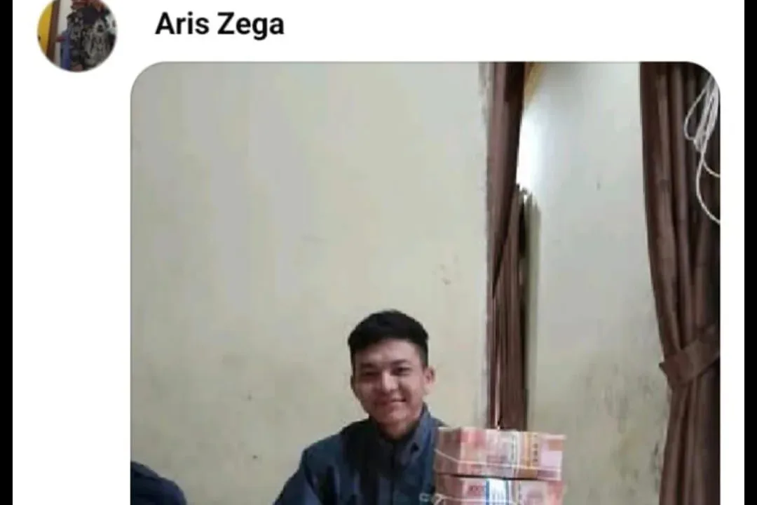 Teropongistana.com Mandailing Natal, Sumatera Utara – Aktivitas tambang emas ilegal (PETI) di Desa Tangga Bosi Bukit Siayo, Kecamatan Siabu, Kabupaten Mandailing Natal, semakin meresahkan warga. Lesmana Halawa, salah satu warga yang vokal menolak keberadaan tambang tanpa izin itu, mengaku mendapat serangan komentar usai mengunggah tautan berita tentang PETI di akun Facebook-nya, 10 Mei 2025. Lesmana membagikan tautan berjudul "Warga Geram Tambang Emas Ilegal Marak di Mandailing Natal". Tak lama setelah unggahan itu muncul, sejumlah akun mulai menuliskan komentar yang sinis hingga provokatif. Di antaranya, akun bernama Difandri Zai berkomentar, "Iri dia nengok, makanya dia sibuk komentar." Sementara akun Manapsir Nababan menyindir kinerja pemerintah dengan menulis, "Pemerintah lamban, tuli mendengar keluhan rakyatnya." Komentar lainnya datang dari akun Thomas Lhg yang menulis, "Hahaha ga pernah diresponnya, kasihan kali dirimu." Namun yang paling mencolok, menurut Lesmana, adalah komentar dari akun Aris Zega—yang diduga kuat merupakan bos tambang emas ilegal. Akun tersebut memamerkan foto tumpukan uang tunai yang diduga mencapai ratusan miliar rupiah, seolah menantang hukum dan publik. Lesmana menduga kuat proses hukum terhadap PETI mandek karena adanya praktik suap. "Mungkin karena hukum bisa dibeli oleh uang," ujarnya. Warga kini mendesak aparat penegak hukum untuk bertindak tegas terhadap aktivitas PETI yang tidak hanya merusak lingkungan, tapi juga menebar intimidasi kepada warga yang bersuara. Mereka juga mencurigai adanya setoran dari para bos tambang kepada oknum aparat penegak hukum, sehingga penindakan hukum menjadi tumpul.