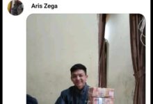 Teropongistana.com Mandailing Natal, Sumatera Utara – Aktivitas Tambang Emas Ilegal (Peti) Di Desa Tangga Bosi Bukit Siayo, Kecamatan Siabu, Kabupaten Mandailing Natal, Semakin Meresahkan Warga. Lesmana Halawa, Salah Satu Warga Yang Vokal Menolak Keberadaan Tambang Tanpa Izin Itu, Mengaku Mendapat Serangan Komentar Usai Mengunggah Tautan Berita Tentang Peti Di Akun Facebook-Nya, 10 Mei 2025. Lesmana Membagikan Tautan Berjudul &Quot;Warga Geram Tambang Emas Ilegal Marak Di Mandailing Natal&Quot;. Tak Lama Setelah Unggahan Itu Muncul, Sejumlah Akun Mulai Menuliskan Komentar Yang Sinis Hingga Provokatif. Di Antaranya, Akun Bernama Difandri Zai Berkomentar, &Quot;Iri Dia Nengok, Makanya Dia Sibuk Komentar.&Quot; Sementara Akun Manapsir Nababan Menyindir Kinerja Pemerintah Dengan Menulis, &Quot;Pemerintah Lamban, Tuli Mendengar Keluhan Rakyatnya.&Quot; Komentar Lainnya Datang Dari Akun Thomas Lhg Yang Menulis, &Quot;Hahaha Ga Pernah Diresponnya, Kasihan Kali Dirimu.&Quot; Namun Yang Paling Mencolok, Menurut Lesmana, Adalah Komentar Dari Akun Aris Zega—Yang Diduga Kuat Merupakan Bos Tambang Emas Ilegal. Akun Tersebut Memamerkan Foto Tumpukan Uang Tunai Yang Diduga Mencapai Ratusan Miliar Rupiah, Seolah Menantang Hukum Dan Publik. Lesmana Menduga Kuat Proses Hukum Terhadap Peti Mandek Karena Adanya Praktik Suap. &Quot;Mungkin Karena Hukum Bisa Dibeli Oleh Uang,&Quot; Ujarnya. Warga Kini Mendesak Aparat Penegak Hukum Untuk Bertindak Tegas Terhadap Aktivitas Peti Yang Tidak Hanya Merusak Lingkungan, Tapi Juga Menebar Intimidasi Kepada Warga Yang Bersuara. Mereka Juga Mencurigai Adanya Setoran Dari Para Bos Tambang Kepada Oknum Aparat Penegak Hukum, Sehingga Penindakan Hukum Menjadi Tumpul.
