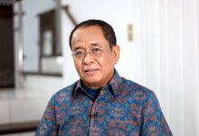 Jakarta – Mantan Sekretaris Kementerian Bumn, Muhammad Said Didu, Mengkritik Keras Pernyataan Menteri Investasi/Kepala Bkpm Bahlil Lahadalia Yang Mengancam Akan Mencabut Izin Usaha Pt Bukit Asam (Ptba) Jika Tidak Menjalankan Proyek Dimetil Eter (Dme). Menurut Said Didu, Pernyataan Tersebut Mencerminkan Bentuk Intervensi Pemerintah Yang Justru Berpotensi Merugikan Bumn. Ia Menilai Pendekatan Koersif Semacam Itu Tidak Sehat Bagi Iklim Usaha Maupun Kinerja Jangka Panjang Perusahaan Pelat Merah. &Amp;Quot;Hentikan Intervensi Yang Merugikan Bumn Seperti Dilakukan Selama Ini,&Amp;Quot; Tegas Said Didu Melalui Akun X (Dulu Twitter) Miliknya, @Msaid_Didu, Pada Kamis (9/5/2025). Pernyataan Bahlil Sebelumnya Menyebut Bahwa Ptba Dapat Kehilangan Izin Usaha Jika Tidak Serius Menjalankan Proyek Dme, Yang Digagas Sebagai Alternatif Pengganti Lpg Impor Dan Bagian Dari Proyek Strategis Nasional. Namun, Kritik Bermunculan Bahwa Proyek Dme Dinilai Belum Sepenuhnya Layak Secara Komersial, Terutama Tanpa Dukungan Insentif Dan Kepastian Pasar. Said Didu Mengingatkan Bahwa Keputusan Bisnis Bumn Seharusnya Didasarkan Pada Analisis Ekonomi, Bukan Tekanan Politik. Ia Pun Meminta Pemerintah Untuk Menghormati Prinsip Tata Kelola Perusahaan Yang Baik Dan Tidak Menjadikan Bumn Sebagai Alat Kepentingan Sesaat.