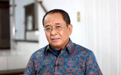 Jakarta – Mantan Sekretaris Kementerian BUMN, Muhammad Said Didu, mengkritik keras pernyataan Menteri Investasi/Kepala BKPM Bahlil Lahadalia yang mengancam akan mencabut izin usaha PT Bukit Asam (PTBA) jika tidak menjalankan proyek dimetil eter (DME). Menurut Said Didu, pernyataan tersebut mencerminkan bentuk intervensi pemerintah yang justru berpotensi merugikan BUMN. Ia menilai pendekatan koersif semacam itu tidak sehat bagi iklim usaha maupun kinerja jangka panjang perusahaan pelat merah. "Hentikan intervensi yang merugikan BUMN seperti dilakukan selama ini," tegas Said Didu melalui akun X (dulu Twitter) miliknya, @msaid_didu, pada Kamis (9/5/2025). Pernyataan Bahlil sebelumnya menyebut bahwa PTBA dapat kehilangan izin usaha jika tidak serius menjalankan proyek DME, yang digagas sebagai alternatif pengganti LPG impor dan bagian dari proyek strategis nasional. Namun, kritik bermunculan bahwa proyek DME dinilai belum sepenuhnya layak secara komersial, terutama tanpa dukungan insentif dan kepastian pasar. Said Didu mengingatkan bahwa keputusan bisnis BUMN seharusnya didasarkan pada analisis ekonomi, bukan tekanan politik. Ia pun meminta pemerintah untuk menghormati prinsip tata kelola perusahaan yang baik dan tidak menjadikan BUMN sebagai alat kepentingan sesaat.