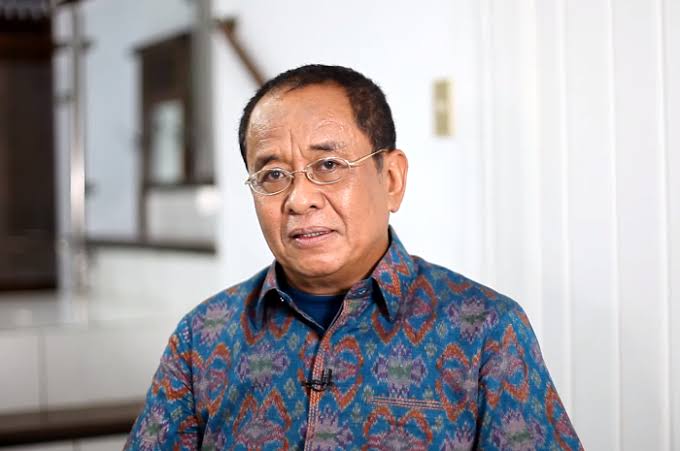 Jakarta – Mantan Sekretaris Kementerian Bumn, Muhammad Said Didu, Mengkritik Keras Pernyataan Menteri Investasi/Kepala Bkpm Bahlil Lahadalia Yang Mengancam Akan Mencabut Izin Usaha Pt Bukit Asam (Ptba) Jika Tidak Menjalankan Proyek Dimetil Eter (Dme). Menurut Said Didu, Pernyataan Tersebut Mencerminkan Bentuk Intervensi Pemerintah Yang Justru Berpotensi Merugikan Bumn. Ia Menilai Pendekatan Koersif Semacam Itu Tidak Sehat Bagi Iklim Usaha Maupun Kinerja Jangka Panjang Perusahaan Pelat Merah. &Quot;Hentikan Intervensi Yang Merugikan Bumn Seperti Dilakukan Selama Ini,&Quot; Tegas Said Didu Melalui Akun X (Dulu Twitter) Miliknya, @Msaid_Didu, Pada Kamis (9/5/2025). Pernyataan Bahlil Sebelumnya Menyebut Bahwa Ptba Dapat Kehilangan Izin Usaha Jika Tidak Serius Menjalankan Proyek Dme, Yang Digagas Sebagai Alternatif Pengganti Lpg Impor Dan Bagian Dari Proyek Strategis Nasional. Namun, Kritik Bermunculan Bahwa Proyek Dme Dinilai Belum Sepenuhnya Layak Secara Komersial, Terutama Tanpa Dukungan Insentif Dan Kepastian Pasar. Said Didu Mengingatkan Bahwa Keputusan Bisnis Bumn Seharusnya Didasarkan Pada Analisis Ekonomi, Bukan Tekanan Politik. Ia Pun Meminta Pemerintah Untuk Menghormati Prinsip Tata Kelola Perusahaan Yang Baik Dan Tidak Menjadikan Bumn Sebagai Alat Kepentingan Sesaat.