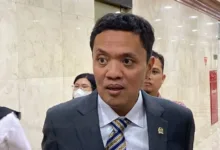 Serang – Gerakan Ekonomi Kreatif DPD Banten (GERAK 08) menyampaikan apresiasi terhadap langkah Ketua Komisi III DPR RI, Habiburokhman, yang mengajukan penangguhan penahanan terhadap seorang mahasiswi Institut Teknologi Bandung (ITB) berinisial SS. Mahasiswi tersebut sebelumnya ditangkap oleh pihak kepolisian karena unggahannya di media sosial X yang memuat meme Presiden RI Prabowo Subianto, 12 Mei 2025. Dalam surat resmi yang dikirimkan kepada Kepala Badan Reserse Kriminal (Bareskrim) Polri, Habiburokhman menyatakan kesediaannya menjadi penjamin bagi SS. Ia menyampaikan keyakinannya bahwa Kapolri Jenderal Polisi Listyo Sigit Prabowo akan bersikap bijak dalam menangani kasus ini. "Penangguhan penahanan ini penting agar proses hukum dapat dijalankan secara baik, adil, dan tanpa menghambat masa depan mahasiswi tersebut," ujar Habiburokhman dalam pernyataannya. Menanggapi hal tersebut, Mohamad Rohim selaku perwakilan GERAK 08 Banten menyampaikan dukungannya terhadap langkah Habiburokhman. "Kami mengapresiasi sikap Ketua Komisi III yang telah menjaga lonceng demokrasi tetap berdentang. Meski kita berada di tengah situasi kebebasan yang terkadang sulit membedakan antara kritik dan penghinaan, namun ini adalah wujud keterbukaan pemerintah dalam menerima kritik demi kemajuan," ujar Rohim. Ia juga menambahkan bahwa kritik, meskipun terasa pahit seperti obat, tetaplah sesuatu yang menyehatkan dalam dinamika demokrasi.