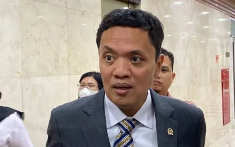 Serang – Gerakan Ekonomi Kreatif DPD Banten (GERAK 08) menyampaikan apresiasi terhadap langkah Ketua Komisi III DPR RI, Habiburokhman, yang mengajukan penangguhan penahanan terhadap seorang mahasiswi Institut Teknologi Bandung (ITB) berinisial SS. Mahasiswi tersebut sebelumnya ditangkap oleh pihak kepolisian karena unggahannya di media sosial X yang memuat meme Presiden RI Prabowo Subianto, 12 Mei 2025. Dalam surat resmi yang dikirimkan kepada Kepala Badan Reserse Kriminal (Bareskrim) Polri, Habiburokhman menyatakan kesediaannya menjadi penjamin bagi SS. Ia menyampaikan keyakinannya bahwa Kapolri Jenderal Polisi Listyo Sigit Prabowo akan bersikap bijak dalam menangani kasus ini. "Penangguhan penahanan ini penting agar proses hukum dapat dijalankan secara baik, adil, dan tanpa menghambat masa depan mahasiswi tersebut," ujar Habiburokhman dalam pernyataannya. Menanggapi hal tersebut, Mohamad Rohim selaku perwakilan GERAK 08 Banten menyampaikan dukungannya terhadap langkah Habiburokhman. "Kami mengapresiasi sikap Ketua Komisi III yang telah menjaga lonceng demokrasi tetap berdentang. Meski kita berada di tengah situasi kebebasan yang terkadang sulit membedakan antara kritik dan penghinaan, namun ini adalah wujud keterbukaan pemerintah dalam menerima kritik demi kemajuan," ujar Rohim. Ia juga menambahkan bahwa kritik, meskipun terasa pahit seperti obat, tetaplah sesuatu yang menyehatkan dalam dinamika demokrasi.