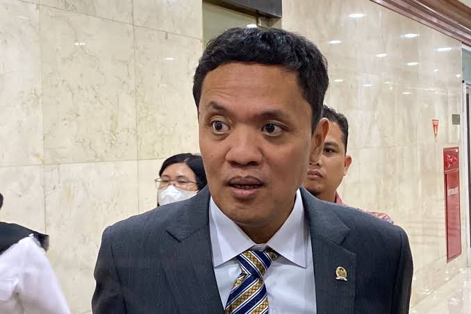 Serang – Gerakan Ekonomi Kreatif Dpd Banten (Gerak 08) Menyampaikan Apresiasi Terhadap Langkah Ketua Komisi Iii Dpr Ri, Habiburokhman, Yang Mengajukan Penangguhan Penahanan Terhadap Seorang Mahasiswi Institut Teknologi Bandung (Itb) Berinisial Ss. Mahasiswi Tersebut Sebelumnya Ditangkap Oleh Pihak Kepolisian Karena Unggahannya Di Media Sosial X Yang Memuat Meme Presiden Ri Prabowo Subianto, 12 Mei 2025. Dalam Surat Resmi Yang Dikirimkan Kepada Kepala Badan Reserse Kriminal (Bareskrim) Polri, Habiburokhman Menyatakan Kesediaannya Menjadi Penjamin Bagi Ss. Ia Menyampaikan Keyakinannya Bahwa Kapolri Jenderal Polisi Listyo Sigit Prabowo Akan Bersikap Bijak Dalam Menangani Kasus Ini. &Quot;Penangguhan Penahanan Ini Penting Agar Proses Hukum Dapat Dijalankan Secara Baik, Adil, Dan Tanpa Menghambat Masa Depan Mahasiswi Tersebut,&Quot; Ujar Habiburokhman Dalam Pernyataannya. Menanggapi Hal Tersebut, Mohamad Rohim Selaku Perwakilan Gerak 08 Banten Menyampaikan Dukungannya Terhadap Langkah Habiburokhman. &Quot;Kami Mengapresiasi Sikap Ketua Komisi Iii Yang Telah Menjaga Lonceng Demokrasi Tetap Berdentang. Meski Kita Berada Di Tengah Situasi Kebebasan Yang Terkadang Sulit Membedakan Antara Kritik Dan Penghinaan, Namun Ini Adalah Wujud Keterbukaan Pemerintah Dalam Menerima Kritik Demi Kemajuan,&Quot; Ujar Rohim. Ia Juga Menambahkan Bahwa Kritik, Meskipun Terasa Pahit Seperti Obat, Tetaplah Sesuatu Yang Menyehatkan Dalam Dinamika Demokrasi.