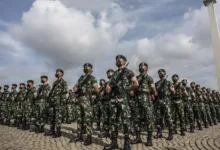 Jakarta - Panglima TNI Jenderal Agus Subiyanto mengeluarkan Keputusan Panglima TNI Nomor KEP 554.a/IV/2025 tanggal 30 April 2025. Keputusan Panglima tersebut membatalkan mutasi tujuh perwira tinggi, termasuk Letnan Jenderal Kunto Arief Wibowo. Sehari sebelumnya Letjen Kunto bersama enam perwira tinggi lainnya dimutasi dengan KEP 554/IV/2025, yang dikeluarkan pada tanggal 29 April 2025. Putra mantan Wakil Presiden Try Sutrisno itu semula dimutasi dari Panglima Komando Gabungan Wilayah Pertahanan I (Pangkogabwilhan I) ke staf khusus Kepala Staf Angkatan Darat (KSAD). Pembatalan KEP 554 hanya selang sehari tersebut semakin menegaskan spekulasi bahwa mutasi berkaitan dengan dan didorong oleh motif politik, dimana sebelumnya bersama ratusan Perwira TNI lainnya melalui sebuah pernyataan tertulis meminta Wakil Presiden Gibran Rakabuming Raka dicopot. Meskipun spekulasi ini dibantah oleh Markas Besar TNI yang menegaskan bahwa mutasi merupakan bagian dari mekanisme pembinaan karier dan kebutuhan organisasi, publik sulit mempercayai hal itu. Letjen Kunto baru menjabat selama empat bulan sebagai Panglima Komando Gabungan Wilayah Pertahanan I (Pangkogabwilhan I), maka kalau mutasi itu terbilang cepat dan tidak lazim. Mutasi dan pembatalan mutasi tersebut patut diduga tidak melibatkan kerja profesional Dewan Kepangkatan dan Jabatan Tinggi (Wanjakti). Mutasi yang dibatalkan ini merupakan pelajaran sangat penting bahwa TNI tidak boleh menjadi alat politik kekuasaan dan menjadi perpanjangan kepentingan politik pihak tertentu, termasuk Presiden atau pihak lain yang mempengaruhinya. TNI hanya boleh menjadi instrumen politik negara dan menjalankan fungsi utamanya di bidang pertahanan untuk melindungi kedaulatan dan keselamatan negara. Di samping itu, pembatalan mutasi dalam sehari itu pasti menggerus kepercayaan publik. Sebelumnya, Mabes TNI melalui Kapuspen TNI, menyatakan bahwa mutasi ini adalah bagian dari sistem pembinaan personel sekaligus kebutuhan organisasi untuk menjawab tantangan tugas yang terus berkembang. Kapuspen TNI sebelumnya menegaskan, rotasi ini menunjukkan komitmen Panglima TNI dalam mendorong peningkatan kinerja satuan dan memperkuat soliditas di seluruh lini organisasi. Hanya dalam sehari, Panglima TNI yang sama lalu menganulir keputusannya sendiri. Sulit bagi publik untuk percaya bahwa di mutasi yang dibatalkan itu didasarkan pada profesionalitas tata kelola TNI dan tuntutan objektif untuk TNI beradaptasi, tapi lebih mengakomodasi motif dan kepentingan politik kekuasaan.[]