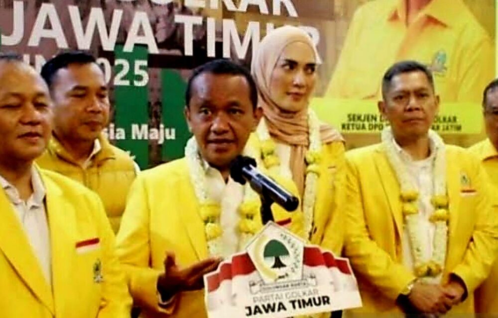 Jakarta — Partai Golkar Kembali Menjadi Sorotan Publik Setelah Mencuatnya Isu Konsolidasi Internal Yang Diduga Merupakan Bagian Dari Gerakan Senyap Mendukung Ketua Umum Golkar, Bahlil Lahadalia, Untuk Maju Sebagai Calon Presiden Pada Pemilu 2029 Mendatang, 13 Mei 2025. Dorongan Konsolidasi Ini Dikabarkan Bermula Dari Suara-Suara Di Tingkat Dewan Pimpinan Daerah (Dpd) Yang Mulai Mengemuka Belakangan Ini. Gerakan Tersebut Disebut Diprakarsai Oleh Sejumlah Kader Muda Partai Yang Menyuarakan Dukungan Secara Tertutup. &Quot;Maaf Mas, Jangan Sebut Nama Saya Ya, Bisa-Bisa Saya Kena Sanksi Atau Bahkan Dipecat,&Quot; Ujar Seorang Kader Muda Golkar Yang Enggan Disebutkan Namanya. “Tapi Masyarakat Dan Kader-Kader Bisa Merasakan Dan Melihat Itu Semua Kok,” Lanjutnya. Ia Menyebutkan Bahwa Sejak Bahlil Menjabat Sebagai Ketua Umum, Telah Terjadi Penataan Internal Secara Signifikan. Salah Satunya, Menurut Dia, Adalah Anggapan Bahwa Calon Ketua Dpd Golkar Di Berbagai Daerah Harus Mendapat Restu Langsung Dari Bahlil. Tak Hanya Itu, Beberapa Posisi Strategis Di Dpp Pun Disebut Telah Diisi Oleh Figur-Figur Yang Dikenal Dekat Dengan Sang Ketua Umum. &Quot;Gerakan Ini Sudah Dimulai Sejak Beliau Jadi Ketua Umum. Tujuannya Jelas, Mempersiapkan Beliau Untuk 2029,&Quot; Tambahnya. Hingga Berita Ini Diturunkan, Belum Ada Pernyataan Resmi Dari Dpp Partai Golkar Terkait Isu Tersebut. Namun Dinamika Internal Yang Berlangsung Menunjukkan Adanya Penguatan Konsolidasi Yang Signifikan Menjelang Kontestasi Politik Mendatang.