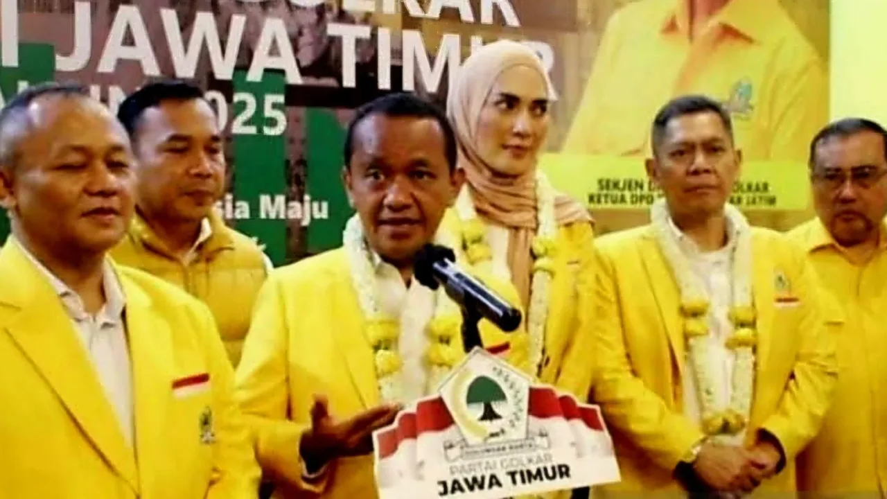Jakarta — Partai Golkar kembali menjadi sorotan publik setelah mencuatnya isu konsolidasi internal yang diduga merupakan bagian dari gerakan senyap mendukung Ketua Umum Golkar, Bahlil Lahadalia, untuk maju sebagai calon presiden pada Pemilu 2029 mendatang, 13 Mei 2025. Dorongan konsolidasi ini dikabarkan bermula dari suara-suara di tingkat Dewan Pimpinan Daerah (DPD) yang mulai mengemuka belakangan ini. Gerakan tersebut disebut diprakarsai oleh sejumlah kader muda partai yang menyuarakan dukungan secara tertutup. "Maaf mas, jangan sebut nama saya ya, bisa-bisa saya kena sanksi atau bahkan dipecat," ujar seorang kader muda Golkar yang enggan disebutkan namanya. “Tapi masyarakat dan kader-kader bisa merasakan dan melihat itu semua kok,” lanjutnya. Ia menyebutkan bahwa sejak Bahlil menjabat sebagai Ketua Umum, telah terjadi penataan internal secara signifikan. Salah satunya, menurut dia, adalah anggapan bahwa calon Ketua DPD Golkar di berbagai daerah harus mendapat restu langsung dari Bahlil. Tak hanya itu, beberapa posisi strategis di DPP pun disebut telah diisi oleh figur-figur yang dikenal dekat dengan sang ketua umum. "Gerakan ini sudah dimulai sejak beliau jadi ketua umum. Tujuannya jelas, mempersiapkan beliau untuk 2029," tambahnya. Hingga berita ini diturunkan, belum ada pernyataan resmi dari DPP Partai Golkar terkait isu tersebut. Namun dinamika internal yang berlangsung menunjukkan adanya penguatan konsolidasi yang signifikan menjelang kontestasi politik mendatang.