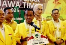 Jakarta — Partai Golkar Kembali Menjadi Sorotan Publik Setelah Mencuatnya Isu Konsolidasi Internal Yang Diduga Merupakan Bagian Dari Gerakan Senyap Mendukung Ketua Umum Golkar, Bahlil Lahadalia, Untuk Maju Sebagai Calon Presiden Pada Pemilu 2029 Mendatang, 13 Mei 2025. Dorongan Konsolidasi Ini Dikabarkan Bermula Dari Suara-Suara Di Tingkat Dewan Pimpinan Daerah (Dpd) Yang Mulai Mengemuka Belakangan Ini. Gerakan Tersebut Disebut Diprakarsai Oleh Sejumlah Kader Muda Partai Yang Menyuarakan Dukungan Secara Tertutup. &Quot;Maaf Mas, Jangan Sebut Nama Saya Ya, Bisa-Bisa Saya Kena Sanksi Atau Bahkan Dipecat,&Quot; Ujar Seorang Kader Muda Golkar Yang Enggan Disebutkan Namanya. “Tapi Masyarakat Dan Kader-Kader Bisa Merasakan Dan Melihat Itu Semua Kok,” Lanjutnya. Ia Menyebutkan Bahwa Sejak Bahlil Menjabat Sebagai Ketua Umum, Telah Terjadi Penataan Internal Secara Signifikan. Salah Satunya, Menurut Dia, Adalah Anggapan Bahwa Calon Ketua Dpd Golkar Di Berbagai Daerah Harus Mendapat Restu Langsung Dari Bahlil. Tak Hanya Itu, Beberapa Posisi Strategis Di Dpp Pun Disebut Telah Diisi Oleh Figur-Figur Yang Dikenal Dekat Dengan Sang Ketua Umum. &Quot;Gerakan Ini Sudah Dimulai Sejak Beliau Jadi Ketua Umum. Tujuannya Jelas, Mempersiapkan Beliau Untuk 2029,&Quot; Tambahnya. Hingga Berita Ini Diturunkan, Belum Ada Pernyataan Resmi Dari Dpp Partai Golkar Terkait Isu Tersebut. Namun Dinamika Internal Yang Berlangsung Menunjukkan Adanya Penguatan Konsolidasi Yang Signifikan Menjelang Kontestasi Politik Mendatang.