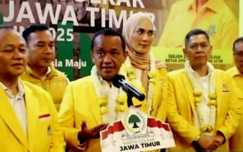 Jakarta — Partai Golkar kembali menjadi sorotan publik setelah mencuatnya isu konsolidasi internal yang diduga merupakan bagian dari gerakan senyap mendukung Ketua Umum Golkar, Bahlil Lahadalia, untuk maju sebagai calon presiden pada Pemilu 2029 mendatang, 13 Mei 2025. Dorongan konsolidasi ini dikabarkan bermula dari suara-suara di tingkat Dewan Pimpinan Daerah (DPD) yang mulai mengemuka belakangan ini. Gerakan tersebut disebut diprakarsai oleh sejumlah kader muda partai yang menyuarakan dukungan secara tertutup. "Maaf mas, jangan sebut nama saya ya, bisa-bisa saya kena sanksi atau bahkan dipecat," ujar seorang kader muda Golkar yang enggan disebutkan namanya. “Tapi masyarakat dan kader-kader bisa merasakan dan melihat itu semua kok,” lanjutnya. Ia menyebutkan bahwa sejak Bahlil menjabat sebagai Ketua Umum, telah terjadi penataan internal secara signifikan. Salah satunya, menurut dia, adalah anggapan bahwa calon Ketua DPD Golkar di berbagai daerah harus mendapat restu langsung dari Bahlil. Tak hanya itu, beberapa posisi strategis di DPP pun disebut telah diisi oleh figur-figur yang dikenal dekat dengan sang ketua umum. "Gerakan ini sudah dimulai sejak beliau jadi ketua umum. Tujuannya jelas, mempersiapkan beliau untuk 2029," tambahnya. Hingga berita ini diturunkan, belum ada pernyataan resmi dari DPP Partai Golkar terkait isu tersebut. Namun dinamika internal yang berlangsung menunjukkan adanya penguatan konsolidasi yang signifikan menjelang kontestasi politik mendatang.