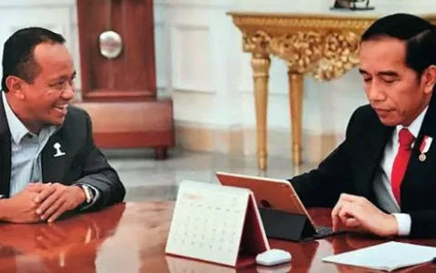 Jakarta — Menteri Energi dan Sumber Daya Mineral (ESDM), Bahlil Lahadalia, melontarkan peringatan keras kepada PT Bukit Asam Tbk (PTBA) terkait lambatnya realisasi proyek gasifikasi batu bara menjadi Dimethyl Ether (DME). Dalam keterangannya di Kantor Kementerian ESDM, Kamis (8/5), Bahlil menyebut bahwa pemerintah akan mempertimbangkan pencabutan sebagian Wilayah Izin Usaha Pertambangan (WIUP) milik PTBA jika perusahaan pelat merah itu tak kunjung menjalankan penugasan dari pemerintah, 13 Mei 2025. “Nanti kita akan kasih tugas. Kalau tidak kasih tugas, kita ambil sebagian wilayahnya,” ujar Bahlil. Pernyataan tersebut sontak memicu reaksi keras dari berbagai kalangan, termasuk pengamat kebijakan publik, Gigin Praginanto. Melalui akun media sosialnya di X (@giginpraginanto), Gigin menilai sikap Bahlil sebagai bentuk kecenderungan kekuasaan yang lebih mementingkan pencitraan ketimbang rasionalitas kebijakan dan efisiensi ekonomi. “Bagi Bahlil, rugi tak masalah karena yang menanggung rakyat,” cuit Gigin pada Sabtu (10/5). Ia juga menilai langkah Bahlil sebagai pemaksaan proyek besar yang berisiko menimbulkan kerugian negara. “Seperti penguasa pada umumnya, pencitraan di atas segalanya!” tegasnya. Diketahui, proyek DME merupakan salah satu program strategis pemerintah untuk mengurangi ketergantungan impor LPG. Namun, hingga kini proyek tersebut belum menunjukkan kemajuan signifikan. Sementara itu, PTBA dikabarkan mulai mempertimbangkan alternatif proyek hilirisasi lain seperti synthetic natural gas (SNG), artificial graphite, anoda sheet, dan asam humat, yang dinilai lebih feasible secara bisnis. Polemik ini membuka kembali diskusi soal peran pemerintah dalam mendorong proyek strategis nasional: sejauh mana intervensi dibutuhkan, dan di titik mana keputusan bisnis harus dihormati.
