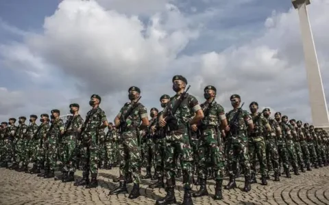Jakarta - Panglima TNI Jenderal Agus Subiyanto mengeluarkan Keputusan Panglima TNI Nomor KEP 554.a/IV/2025 tanggal 30 April 2025. Keputusan Panglima tersebut membatalkan mutasi tujuh perwira tinggi, termasuk Letnan Jenderal Kunto Arief Wibowo. Sehari sebelumnya Letjen Kunto bersama enam perwira tinggi lainnya dimutasi dengan KEP 554/IV/2025, yang dikeluarkan pada tanggal 29 April 2025. Putra mantan Wakil Presiden Try Sutrisno itu semula dimutasi dari Panglima Komando Gabungan Wilayah Pertahanan I (Pangkogabwilhan I) ke staf khusus Kepala Staf Angkatan Darat (KSAD). Pembatalan KEP 554 hanya selang sehari tersebut semakin menegaskan spekulasi bahwa mutasi berkaitan dengan dan didorong oleh motif politik, dimana sebelumnya bersama ratusan Perwira TNI lainnya melalui sebuah pernyataan tertulis meminta Wakil Presiden Gibran Rakabuming Raka dicopot. Meskipun spekulasi ini dibantah oleh Markas Besar TNI yang menegaskan bahwa mutasi merupakan bagian dari mekanisme pembinaan karier dan kebutuhan organisasi, publik sulit mempercayai hal itu. Letjen Kunto baru menjabat selama empat bulan sebagai Panglima Komando Gabungan Wilayah Pertahanan I (Pangkogabwilhan I), maka kalau mutasi itu terbilang cepat dan tidak lazim. Mutasi dan pembatalan mutasi tersebut patut diduga tidak melibatkan kerja profesional Dewan Kepangkatan dan Jabatan Tinggi (Wanjakti). Mutasi yang dibatalkan ini merupakan pelajaran sangat penting bahwa TNI tidak boleh menjadi alat politik kekuasaan dan menjadi perpanjangan kepentingan politik pihak tertentu, termasuk Presiden atau pihak lain yang mempengaruhinya. TNI hanya boleh menjadi instrumen politik negara dan menjalankan fungsi utamanya di bidang pertahanan untuk melindungi kedaulatan dan keselamatan negara. Di samping itu, pembatalan mutasi dalam sehari itu pasti menggerus kepercayaan publik. Sebelumnya, Mabes TNI melalui Kapuspen TNI, menyatakan bahwa mutasi ini adalah bagian dari sistem pembinaan personel sekaligus kebutuhan organisasi untuk menjawab tantangan tugas yang terus berkembang. Kapuspen TNI sebelumnya menegaskan, rotasi ini menunjukkan komitmen Panglima TNI dalam mendorong peningkatan kinerja satuan dan memperkuat soliditas di seluruh lini organisasi. Hanya dalam sehari, Panglima TNI yang sama lalu menganulir keputusannya sendiri. Sulit bagi publik untuk percaya bahwa di mutasi yang dibatalkan itu didasarkan pada profesionalitas tata kelola TNI dan tuntutan objektif untuk TNI beradaptasi, tapi lebih mengakomodasi motif dan kepentingan politik kekuasaan.[]