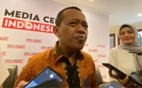 Jakarta — Ketua Umum Aliansi Muda Pergerakan Garuda Indonesia (AMPG"I), Agus Partono, secara resmi menyatakan dukungan organisasinya terhadap Bahlil Lahadalia untuk maju sebagai calon presiden pada Pemilu 2029. AMPG"I yang beranggotakan kaum buruh, petani, nelayan, komunitas parkir, hingga sopir angkot se-Indonesia melihat Bahlil sebagai sosok yang merepresentasikan suara dan perjuangan rakyat kecil, 15 Mei 2025. “Kami, rakyat biasa, melihat Pak Bahlil yang terlahir dari orang susah, pernah menjadi sopir angkot, dan mengalami langsung kehidupan rakyat kecil. Kami perlu pemimpin yang tahu bau keringat rakyat dan berpihak kepada rakyat,” ungkap Agus dalam pernyataan persnya di Jakarta. Ia menambahkan bahwa program-program Bahlil selama ini dinilai selalu berpihak pada kepentingan rakyat. “Kepentingan rakyat adalah kepentingan di atas segalanya. Pak Bahlil ini ‘bapak paten’ se-Indonesia, perlu kita dukung dan kawal sampai menjadi calon presiden 2029 nanti,” ujarnya penuh semangat. Dukungan AMPG"I ini menambah daftar kelompok masyarakat yang mulai menyuarakan aspirasi politiknya menjelang pemilu mendatang.