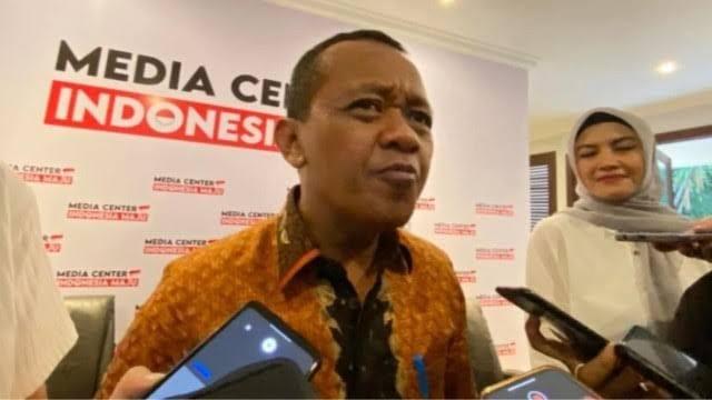 Jakarta — Ketua Umum Aliansi Muda Pergerakan Garuda Indonesia (Ampg&Quot;I), Agus Partono, Secara Resmi Menyatakan Dukungan Organisasinya Terhadap Bahlil Lahadalia Untuk Maju Sebagai Calon Presiden Pada Pemilu 2029. Ampg&Quot;I Yang Beranggotakan Kaum Buruh, Petani, Nelayan, Komunitas Parkir, Hingga Sopir Angkot Se-Indonesia Melihat Bahlil Sebagai Sosok Yang Merepresentasikan Suara Dan Perjuangan Rakyat Kecil, 15 Mei 2025. “Kami, Rakyat Biasa, Melihat Pak Bahlil Yang Terlahir Dari Orang Susah, Pernah Menjadi Sopir Angkot, Dan Mengalami Langsung Kehidupan Rakyat Kecil. Kami Perlu Pemimpin Yang Tahu Bau Keringat Rakyat Dan Berpihak Kepada Rakyat,” Ungkap Agus Dalam Pernyataan Persnya Di Jakarta. Ia Menambahkan Bahwa Program-Program Bahlil Selama Ini Dinilai Selalu Berpihak Pada Kepentingan Rakyat. “Kepentingan Rakyat Adalah Kepentingan Di Atas Segalanya. Pak Bahlil Ini ‘Bapak Paten’ Se-Indonesia, Perlu Kita Dukung Dan Kawal Sampai Menjadi Calon Presiden 2029 Nanti,” Ujarnya Penuh Semangat. Dukungan Ampg&Quot;I Ini Menambah Daftar Kelompok Masyarakat Yang Mulai Menyuarakan Aspirasi Politiknya Menjelang Pemilu Mendatang.