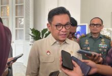 Jakarta — Gubernur Lemhannas, Ace Hasan Syadzily, Mendapat Sorotan Tajam Usai Mengkritik Dedi Mulyadi Terkait Wacana Pendidikan Militer Untuk Anak-Anak. Kritik Tersebut Dinilai Tidak Tepat Oleh Sejumlah Pihak, Termasuk Dari Kalangan Aktivis Lingkungan Yang Tergabung Dalam Aliansi Muda Garuda Indonesia (Ampgi), 21 Mei 2025. Aktivis Ampgi, Edo, Menilai Bahwa Dedi Mulyadi Merupakan Sosok Berprestasi Yang Telah Banyak Berkontribusi Bagi Masyarakat Jawa Barat. “Dedi Mulyadi Itu Putra Asli Jawa Barat, Rekam Jejaknya Jelas — Dari Bupati Purwakarta, Dpr Ri, Dan Sekarang Menuju Ke Posisi Gubernur. Sudah Banyak Yang Ia Bangun Untuk Rakyat,” Ujar Edo. Sebaliknya, Edo Mempertanyakan Capaian Ace Hasan Di Daerah Asalnya, Banten. Menurutnya, Ace Belum Menunjukkan Kontribusi Nyata Selama Ini. “Ace Mana Prestasinya Di Banten? Sudah Bangun Apa? Jangan Cuma Mengkritik, Tapi Lihat Dulu Kontribusi Sendiri,” Tambahnya. Pernyataan Edo Mewakili Kegelisahan Sejumlah Elemen Muda Yang Menilai Kritik Antar Tokoh Sebaiknya Dibarengi Dengan Rekam Jejak Dan Kontribusi Nyata, Bukan Sekadar Pernyataan Politik.