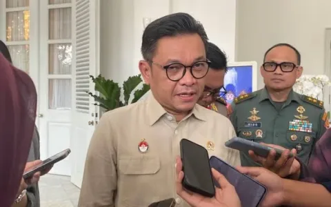Jakarta — Gubernur Lemhannas, Ace Hasan Syadzily, mendapat sorotan tajam usai mengkritik Dedi Mulyadi terkait wacana pendidikan militer untuk anak-anak. Kritik tersebut dinilai tidak tepat oleh sejumlah pihak, termasuk dari kalangan aktivis lingkungan yang tergabung dalam Aliansi Muda Garuda Indonesia (AMPGI), 21 Mei 2025. Aktivis AMPGI, Edo, menilai bahwa Dedi Mulyadi merupakan sosok berprestasi yang telah banyak berkontribusi bagi masyarakat Jawa Barat. “Dedi Mulyadi itu putra asli Jawa Barat, rekam jejaknya jelas — dari Bupati Purwakarta, DPR RI, dan sekarang menuju ke posisi Gubernur. Sudah banyak yang ia bangun untuk rakyat,” ujar Edo. Sebaliknya, Edo mempertanyakan capaian Ace Hasan di daerah asalnya, Banten. Menurutnya, Ace belum menunjukkan kontribusi nyata selama ini. “Ace mana prestasinya di Banten? Sudah bangun apa? Jangan cuma mengkritik, tapi lihat dulu kontribusi sendiri,” tambahnya. Pernyataan Edo mewakili kegelisahan sejumlah elemen muda yang menilai kritik antar tokoh sebaiknya dibarengi dengan rekam jejak dan kontribusi nyata, bukan sekadar pernyataan politik.