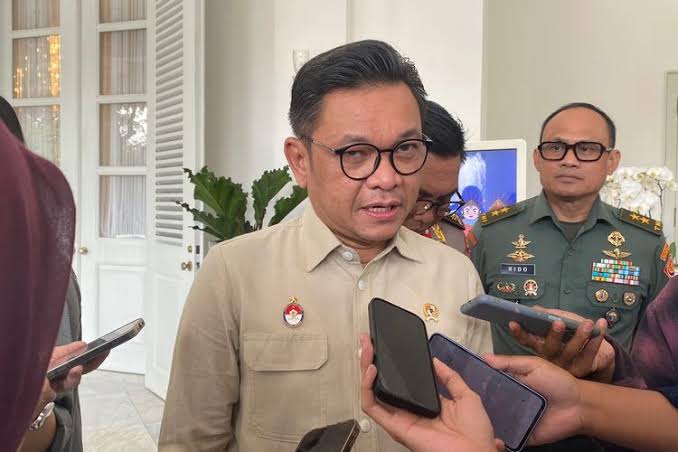 Jakarta — Gubernur Lemhannas, Ace Hasan Syadzily, Mendapat Sorotan Tajam Usai Mengkritik Dedi Mulyadi Terkait Wacana Pendidikan Militer Untuk Anak-Anak. Kritik Tersebut Dinilai Tidak Tepat Oleh Sejumlah Pihak, Termasuk Dari Kalangan Aktivis Lingkungan Yang Tergabung Dalam Aliansi Muda Garuda Indonesia (Ampgi), 21 Mei 2025. Aktivis Ampgi, Edo, Menilai Bahwa Dedi Mulyadi Merupakan Sosok Berprestasi Yang Telah Banyak Berkontribusi Bagi Masyarakat Jawa Barat. “Dedi Mulyadi Itu Putra Asli Jawa Barat, Rekam Jejaknya Jelas — Dari Bupati Purwakarta, Dpr Ri, Dan Sekarang Menuju Ke Posisi Gubernur. Sudah Banyak Yang Ia Bangun Untuk Rakyat,” Ujar Edo. Sebaliknya, Edo Mempertanyakan Capaian Ace Hasan Di Daerah Asalnya, Banten. Menurutnya, Ace Belum Menunjukkan Kontribusi Nyata Selama Ini. “Ace Mana Prestasinya Di Banten? Sudah Bangun Apa? Jangan Cuma Mengkritik, Tapi Lihat Dulu Kontribusi Sendiri,” Tambahnya. Pernyataan Edo Mewakili Kegelisahan Sejumlah Elemen Muda Yang Menilai Kritik Antar Tokoh Sebaiknya Dibarengi Dengan Rekam Jejak Dan Kontribusi Nyata, Bukan Sekadar Pernyataan Politik.