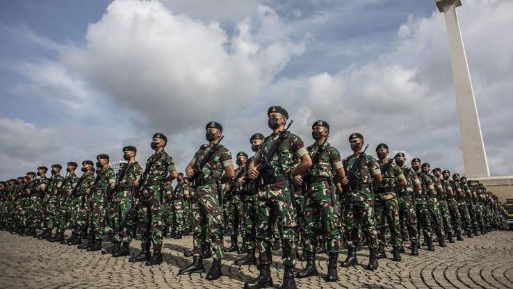 Jakarta - Panglima Tni Jenderal Agus Subiyanto Mengeluarkan Keputusan Panglima Tni Nomor Kep 554.A/Iv/2025 Tanggal 30 April 2025. Keputusan Panglima Tersebut Membatalkan Mutasi Tujuh Perwira Tinggi, Termasuk Letnan Jenderal Kunto Arief Wibowo. Sehari Sebelumnya Letjen Kunto Bersama Enam Perwira Tinggi Lainnya Dimutasi Dengan Kep 554/Iv/2025, Yang Dikeluarkan Pada Tanggal 29 April 2025. Putra Mantan Wakil Presiden Try Sutrisno Itu Semula Dimutasi Dari Panglima Komando Gabungan Wilayah Pertahanan I (Pangkogabwilhan I) Ke Staf Khusus Kepala Staf Angkatan Darat (Ksad). Pembatalan Kep 554 Hanya Selang Sehari Tersebut Semakin Menegaskan Spekulasi Bahwa Mutasi Berkaitan Dengan Dan Didorong Oleh Motif Politik, Dimana Sebelumnya Bersama Ratusan Perwira Tni Lainnya Melalui Sebuah Pernyataan Tertulis Meminta Wakil Presiden Gibran Rakabuming Raka Dicopot. Meskipun Spekulasi Ini Dibantah Oleh Markas Besar Tni Yang Menegaskan Bahwa Mutasi Merupakan Bagian Dari Mekanisme Pembinaan Karier Dan Kebutuhan Organisasi, Publik Sulit Mempercayai Hal Itu. Letjen Kunto Baru Menjabat Selama Empat Bulan Sebagai Panglima Komando Gabungan Wilayah Pertahanan I (Pangkogabwilhan I), Maka Kalau Mutasi Itu Terbilang Cepat Dan Tidak Lazim. Mutasi Dan Pembatalan Mutasi Tersebut Patut Diduga Tidak Melibatkan Kerja Profesional Dewan Kepangkatan Dan Jabatan Tinggi (Wanjakti). Mutasi Yang Dibatalkan Ini Merupakan Pelajaran Sangat Penting Bahwa Tni Tidak Boleh Menjadi Alat Politik Kekuasaan Dan Menjadi Perpanjangan Kepentingan Politik Pihak Tertentu, Termasuk Presiden Atau Pihak Lain Yang Mempengaruhinya. Tni Hanya Boleh Menjadi Instrumen Politik Negara Dan Menjalankan Fungsi Utamanya Di Bidang Pertahanan Untuk Melindungi Kedaulatan Dan Keselamatan Negara. Di Samping Itu, Pembatalan Mutasi Dalam Sehari Itu Pasti Menggerus Kepercayaan Publik. Sebelumnya, Mabes Tni Melalui Kapuspen Tni, Menyatakan Bahwa Mutasi Ini Adalah Bagian Dari Sistem Pembinaan Personel Sekaligus Kebutuhan Organisasi Untuk Menjawab Tantangan Tugas Yang Terus Berkembang. Kapuspen Tni Sebelumnya Menegaskan, Rotasi Ini Menunjukkan Komitmen Panglima Tni Dalam Mendorong Peningkatan Kinerja Satuan Dan Memperkuat Soliditas Di Seluruh Lini Organisasi. Hanya Dalam Sehari, Panglima Tni Yang Sama Lalu Menganulir Keputusannya Sendiri. Sulit Bagi Publik Untuk Percaya Bahwa Di Mutasi Yang Dibatalkan Itu Didasarkan Pada Profesionalitas Tata Kelola Tni Dan Tuntutan Objektif Untuk Tni Beradaptasi, Tapi Lebih Mengakomodasi Motif Dan Kepentingan Politik Kekuasaan.[]