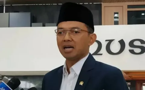 Jakarta - Anggota Komisi VIII DPR RI dari Fraksi Partai Kebangkitan Bangsa (PKB) Maman Imanul Haq meminta kesiapan petugas seiring kedatangan jamaah haji Indonesia di Tanah Suci. Meskipun jumlah petugas haji tahun ini sedikit menurun dibandingkan tahun lalu tapi bukan menjadi alasan untuk memberikan layanan optimal kepada para jamaah. “Tugas utama petugas haji adalah melayani para tamu Allah. Kami berharap semua petugas yang diberi amanah dapat memberikan pelayanan terbaik agar jemaah haji Indonesia dapat menunaikan ibadah dengan aman dan nyaman. Saya yakin petugas haji Indonesia selalu berkomitmen untuk memberikan yang terbaik,” ujar Kiai Maman, sapaan akrabnya, Rabu (2/5/2025). Ia menyebutkan bahwa berbagai potensi permasalahan di tanah suci telah disampaikan dalam pembekalan di tanah air. Oleh karena itu, petugas diharapkan telah mempersiapkan diri dengan baik untuk menghadapi berbagai tantangan. “Petugas haji harus memiliki kesabaran dua kali lipat dibanding jemaah. Mereka akan melayani jemaah dari berbagai daerah dengan karakter yang beragam. Jangan sampai ada petugas yang gagal mengendalikan emosi saat menjalankan tugas,” tegasnya. Kiai Maman juga menyoroti persoalan jemaah yang sering tersesat saat kembali ke hotel atau menuju lokasi ibadah. Ia meminta agar para petugas sigap mengidentifikasi dan menolong jemaah yang tampak kebingungan. “Petugas harus siap siaga dan memiliki inisiatif. Kalau perlu, sebelum jemaah meminta bantuan, petugas sudah hadir untuk membantu,” ucapnya. Lebih lanjut, Kiai Maman menekankan pentingnya perhatian khusus bagi jemaah lanjut usia (lansia). Menurutnya, petugas harus sigap memberikan bantuan, baik secara fisik maupun psikologis. “Kita sering menyaksikan petugas haji Indonesia menggendong jemaah lansia yang kesulitan berjalan. Ini patut diapresiasi. Kesiapan dan kesigapan seperti ini harus terus dijaga,” tambahnya. Ia juga mengingatkan pentingnya kondisi fisik petugas selama bertugas. Mengingat suhu di tanah suci bisa mencapai lebih dari 50 derajat Celsius, petugas diminta menjaga kesehatan dengan baik. “Petugas harus tetap fit. Jangan ragu mengonsumsi multivitamin, membawa obat-obatan pribadi, serta perlengkapan yang mendukung aktivitas selama di tanah suci,” pungkasnya.