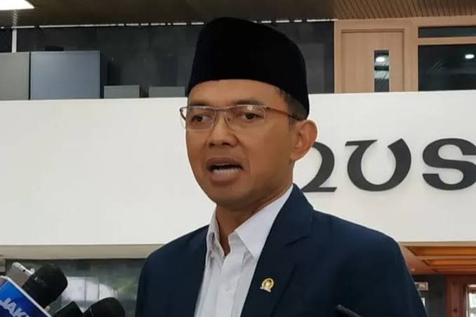 Jakarta - Anggota Komisi Viii Dpr Ri Dari Fraksi Partai Kebangkitan Bangsa (Pkb) Maman Imanul Haq Meminta Kesiapan Petugas Seiring Kedatangan Jamaah Haji Indonesia Di Tanah Suci. Meskipun Jumlah Petugas Haji Tahun Ini Sedikit Menurun Dibandingkan Tahun Lalu Tapi Bukan Menjadi Alasan Untuk Memberikan Layanan Optimal Kepada Para Jamaah. “Tugas Utama Petugas Haji Adalah Melayani Para Tamu Allah. Kami Berharap Semua Petugas Yang Diberi Amanah Dapat Memberikan Pelayanan Terbaik Agar Jemaah Haji Indonesia Dapat Menunaikan Ibadah Dengan Aman Dan Nyaman. Saya Yakin Petugas Haji Indonesia Selalu Berkomitmen Untuk Memberikan Yang Terbaik,” Ujar Kiai Maman, Sapaan Akrabnya, Rabu (2/5/2025). Ia Menyebutkan Bahwa Berbagai Potensi Permasalahan Di Tanah Suci Telah Disampaikan Dalam Pembekalan Di Tanah Air. Oleh Karena Itu, Petugas Diharapkan Telah Mempersiapkan Diri Dengan Baik Untuk Menghadapi Berbagai Tantangan. “Petugas Haji Harus Memiliki Kesabaran Dua Kali Lipat Dibanding Jemaah. Mereka Akan Melayani Jemaah Dari Berbagai Daerah Dengan Karakter Yang Beragam. Jangan Sampai Ada Petugas Yang Gagal Mengendalikan Emosi Saat Menjalankan Tugas,” Tegasnya. Kiai Maman Juga Menyoroti Persoalan Jemaah Yang Sering Tersesat Saat Kembali Ke Hotel Atau Menuju Lokasi Ibadah. Ia Meminta Agar Para Petugas Sigap Mengidentifikasi Dan Menolong Jemaah Yang Tampak Kebingungan. “Petugas Harus Siap Siaga Dan Memiliki Inisiatif. Kalau Perlu, Sebelum Jemaah Meminta Bantuan, Petugas Sudah Hadir Untuk Membantu,” Ucapnya. Lebih Lanjut, Kiai Maman Menekankan Pentingnya Perhatian Khusus Bagi Jemaah Lanjut Usia (Lansia). Menurutnya, Petugas Harus Sigap Memberikan Bantuan, Baik Secara Fisik Maupun Psikologis. “Kita Sering Menyaksikan Petugas Haji Indonesia Menggendong Jemaah Lansia Yang Kesulitan Berjalan. Ini Patut Diapresiasi. Kesiapan Dan Kesigapan Seperti Ini Harus Terus Dijaga,” Tambahnya. Ia Juga Mengingatkan Pentingnya Kondisi Fisik Petugas Selama Bertugas. Mengingat Suhu Di Tanah Suci Bisa Mencapai Lebih Dari 50 Derajat Celsius, Petugas Diminta Menjaga Kesehatan Dengan Baik. “Petugas Harus Tetap Fit. Jangan Ragu Mengonsumsi Multivitamin, Membawa Obat-Obatan Pribadi, Serta Perlengkapan Yang Mendukung Aktivitas Selama Di Tanah Suci,” Pungkasnya.
