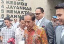 Jakarta - Petrus Selestinus, Koordinator Pergerakan Advokat Nusantara Dan Tpdi Menyoroti Kasus Pada Tanggal 30 April 2025, Presiden Ri Ke 7 Jokowi, Selaku Pengadu Telah Mengadukan Kmrt Roy Suryo Dan Kawan-Kawan. Sebagai Teradu, Kepada Pihak Polda Metro Jaya Atas Dugaan Melakukan Tindak Pidana Sebagaimana Dimaksud Dalam Pasal 310 Dan Pasal 311 Kuhp Jo Pasal 27A, Pasal 32 Dan Pasal 35 Uu No. 1 Tahun 2024 Tentang Perubahan Kedua Atas Uu No. 11 Tahun 2008 Tentang Ite. Sesuai Dengan Informasi Yang Disampaikan Oleh Pihak Kuasa Hukum Bahwasanya Jokowi Saat Pengaduan Disampaikan, Menyerahkan Barang Bukti (Bb) Kepada Penyelidik Polda Metro Jaya, Berupa 24 Video, Sementara Bb Berupa Ijazah Sd, Smp, Sma Hingga S1 Fakultas Kehutanan Ugm Hanya Diperlihatkan Tanpa Diserahkan Pada Penyelidik Polda Metro Jaya. Ini Menunjukan Bahwa Baru Di Tahap Awal Membuat Pengaduan Saja, Sudah Muncul Kejanggalan Oleh Karena, Bb Yang Utama Dan Sangat Menentukan Yaitu Ijazah S1 Fakultas Kehutanan Ugm Atas Nama Jokowi Yang Seharusnya Diserahkan Jokowi Kepada Penyelidik/Penyidik, Ternyata Tidak Ikut Diserahkan, Begitu Pula Pihak Penyelidik Dan/Atau Penyidik Tidak Meminta Ijazah S1 Fakultas Kehutanan Ugm Atas Nama Jokowi Untuk Diserahkan Atau Disita Sebagai Bb Sesuai Ketentuan Pasal 5 Kuhap Jo Pasal 42 Ayat (1) Dan Ayat (2) Kuhap. Padahal Dalam Waktu Yang Hampir Bersamaan Selain Jokowi Mengadu Sendiri, Terdapat Beberapa Kelompok Masyarakat Yang Juga Ikut Melapor Kepada Polri, Terkait Tuduhan Ijazah Palsu Jokowi Dari Aspek Penyebaran Berita Bohong Terhadap Krmt Roy Suryo Dkk. Sebagai Reaksi Terhadap Laporan Polisi Dari Tim Pembela Ulama Dan Aktivis (Tpua) Di Bareskrim Polri Tanggal 9 Desember 2024 Tentang Dugaan Ijazah Palsu Jokowi. Sita Ijazah S1 Jokowi Laporan Tpua Tanggal 9 Desember 2024 Tentang Dugaan Ijazah Palsu Jokowi Di Bareskrim Polri, Menurut Keterangan Pihak Tpua, Saat Ini Tengah Ditindaklanjuti Proses Penyelidikannya Oleh Bareskrim Polri, Dengan Memanggil Dan Memeriksa Pihak Pelapor Antara Lain Prof. Eggi Sudjana Pada Tanggal 15-16 April 2025, Kemudian Pemanggilan Untuk Klarifikasi Terhadap Advokat Damai Hari Lubis, Koordinator Advokat Tpua Pada Tanggal 28 April 2025 Oleh Penyelidik Direktorat Tindak Pidana Umum Bareskrim Polri. Pada Laporan Polisi Tpua Ini, Yang Menjadi Obyek Utama Pemeriksaan Penyidik Adalah Ijazah S1 Fakultas Kehutanan Ugm Atas Nama Jokowi, Guna Memastikan Apakah Ijazah S1 Fakultas Kehutanan Ugm A/N. Jokowi Asli Atau Palsu Atau Apakah Ijazah S1 Jokowi Asli Tapi Palsu (Aspal) Atau Tidak. Untuk Itu Tindakan Pertama Yang Harus Dilakukan Penyelidik Tanpa Memandang Siapa Pelapor Dan Siapa Terlapor Atau Siapa Saksi Dan Siapa Korban, Sehingga Suka Tidak Suka, Ijazah S1 Jokowi Harus Disita Dari Tangan Jokowi Oleh Penyidik Direktorat Tindak Pidana Umum Bareskrim Polri Sebagai Barang Bukti (Bb) Untuk Kepentingan Pemeriksaan Melalui Puslabfor Bareskrim Polri. Hentikan Pengaduan Jokowi Secara Teknis Hukum Acara Pidana Dan Demi Menjamin Kepastian Hukum, Maka Pimpinan Polri Harus Menghentikan Atau Setidak-Tidaknya Menunda Seluruh Proses Pemeriksaan Terhadap Pengaduan Jokowi Di Polda Metro Jaya Tertanggal 30 April 2025 Dan Seluruh Laporan Polisi Dari Anggota Masyarakat Terhadap Krmt Roy Suryo Dkk. Di Polres Jakarta Pusat Dan Di Polres-Polres Lainnya Di Luar Jakarta. Adapun Alasan-Alasan Mengapa Penyelidikan Dan Penyidikan Atas Pengaduan Dari Jokowi, Harus Dihentikan Atau Dikesampingkan Terlebih Dahulu, Karena : 1. Bareskrim Polri Tengah Melakukan Penyelidikan Dan/Atau Penyidikan Atas Laporan Polisi Tpua Tentang Dugaan Ijazah S1 Fakultas Kehutanan Ugm A/N. Jokowi Sebagai Ijazah Palsu, Harus Dibuktikan Terlebih Dahulu Apakah Ijazah Jokowi Dimaksud Asli Atau Palsu Atau Aspal, Karena Selama Menjadi Polemik Bertahun-Tahun Jokowi Tidak Pernah Memberikan Klarifikasi Atau Menunjukan Bukti Atas Keabsahan Ijazah Itu. 2. Laporan Polisi Tpua Terhadap Jokowi Tentang Dugaan Ijazah Palsu (Ijazah S1 Fakultas Kehutanan Ugm A/N. Jokowi) Bermuatan Kepentingan Umum Yang Lebih Besar, Antara Lain Menyelamatkan Marwah Pendidikan Tinggi Cq. Universitas Gajah Mada, Marwah Para Intelektual Dan Cendikiawan Dan Terlebih-Lebih Marwah Lembaga Kepresidenan, Karenanya Harus Didahulukan Proses Pidananya. 3. Pengaduan Jokowi Di Polda Metro Jaya Pada Tanggal 30 April 2025, Atas Dugaan Pencemaran Nama Baik Atau Fitnah, Semata-Mata Bermuatan Kepentingan Pribadi Yaitu Semata-Mata Hanya Untuk Memperjuangkan Nama Baik Jokowi. 4. Untuk Menguji Apakah Jokowi Masih Punya Nama Baik Yang Harus Dipertahankan, Maka Pembuktiannya Adalah Apakah Ijazah S1 Yang Diduga Sebagai Palsu Itu, Harus Dibuktikan Terlebih Dahulu Lewat Suatu Putusan Pengadilan Yang Berkeuatan Hukum Yang Tetap Dan Adil Yang Menyatakan Ijazah Jokowi Itu Asli Atau Paslu Dan/Atau Aspal Atau Asli. 5. Selama Ini Sudah Beberapa Orang Menjadi Korban Peradilan Sesat Dengan Dipidana Penjara, Tanpa Pernah Diuji Terlebih Dahulu Secara Hukum Soal Keabsahan, Keasilan Dan Kebenaran Formil Dan Materiil Ijazah S1 Jokowi Di Pengadilan Pidana, Hingga Putusan Pengadilan Berkekuatan Hukum Tetap, Yang Menyatakan Ijazah Jokowi Sah Atau Tidak.