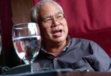 Jakarta — Di Tengah Meningkatnya Dinamika Politik Nasional, Mantan Kepala Badan Intelijen Strategis (Bais) Tni Periode 2011–2013, Laksamana Muda Tni (Purn) Soleman B. Ponto, Menegaskan Bahwa Anggapan Mengenai Dualisme Intelijen Antara Badan Intelijen Negara (Bin) Dan Bais Tni Adalah Pandangan Yang Keliru Dan Menyesatkan. Menurut Ponto, Pemisahan Kewenangan Antarlembaga Intelijen Bukanlah Bentuk Konflik Internal, Melainkan Bagian Dari Upaya Memperkuat Sistem Keamanan Nasional Melalui Pembagian Fungsi Yang Spesifik. “Tidak Ada Satu Pun Norma Dalam Sistem Hukum Indonesia Yang Menyatakan Bahwa Intelijen Harus Bersifat Tunggal Dan Tersentralisasi,” Ujarnya, Senin (12/5/2025). Intelijen Berbeda Lembaga, Tapi Satu Tujuan Ia Menjelaskan Bahwa Setiap Lembaga Negara Memiliki Kebutuhan Intelijen Yang Berbeda. Bais Tni Bertugas Di Ranah Pertahanan, Bin Berada Di Bawah Presiden Untuk Menangani Intelijen Strategis Dan Keamanan Nasional, Polri Memiliki Badan Intelijen Keamanan (Bik) Untuk Mendukung Penegakan Hukum, Dan Kejaksaan Memiliki Jamintel Untuk Intelijen Yustisial. “Ini Bukan Dualisme, Melainkan Keragaman Fungsional Dalam Satu Sistem Keamanan Nasional,” Tambahnya. Ponto Menegaskan Bahwa Masing-Masing Lembaga Tidak Bisa Saling Menggantikan Peran Satu Sama Lain. Koordinasi Bukan Subordinasi Lebih Lanjut, Ponto Menekankan Pentingnya Memperkuat Koordinasi, Bukan Menyatukan Lembaga-Lembaga Intelijen. Peraturan Presiden Nomor 67 Tahun 2019 Telah Menetapkan Bin Sebagai Koordinator, Bukan Komando Tunggal. “Koordinasi Bukan Subordinasi. Yang Diperlukan Adalah Kerja Sama, Bukan Penyeragaman Fungsi,” Tegasnya. Alasan Pemisahan Intelijen Harus Dipertahankan Ponto Mengungkapkan Tiga Alasan Utama Mengapa Sistem Intelijen Yang Terpisah Tetap Relevan: Mencegah Konsentrasi Kekuasaan: Pemusatan Fungsi Intelijen Dalam Satu Lembaga Berpotensi Disalahgunakan. Efektivitas Kinerja: Bais Akan Bekerja Optimal Dalam Struktur Militer, Sedangkan Bin Lebih Cocok Untuk Urusan Strategis Pemerintahan Sipil. Menjaga Netralitas Politik: Sistem Ini Menjamin Bahwa Intelijen Tidak Menjadi Alat Kekuasaan Pihak Tertentu. Yang Salah Bukan Sistem, Tapi Cara Pandang Menutup Pernyataannya, Ponto Menegaskan Bahwa Sistem Intelijen Indonesia Telah Berjalan Sesuai Dengan Struktur Ketatanegaraan. “Yang Perlu Dikoreksi Bukan Sistemnya, Tapi Cara Pandang Terhadap Sistem Itu Sendiri,” Ujarnya. Ia Berharap Masyarakat Tidak Terjebak Pada Penyederhanaan Konsep Intelijen Nasional Yang Kompleks Dan Strategis.